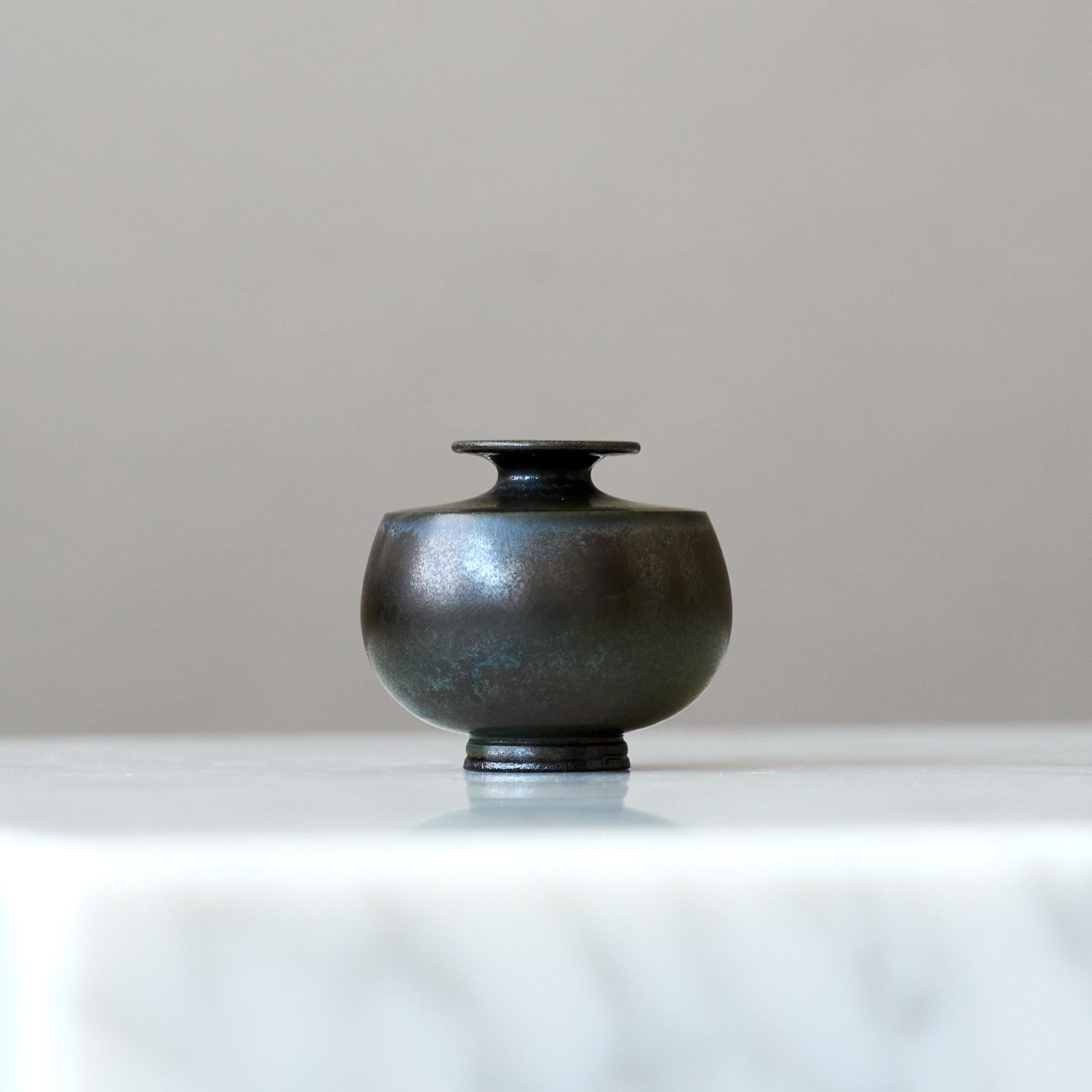 Vaso in miniatura in gres blu di Berndt Friberg. Studio A Gustavsberg Svezia 1960 in vendita 1