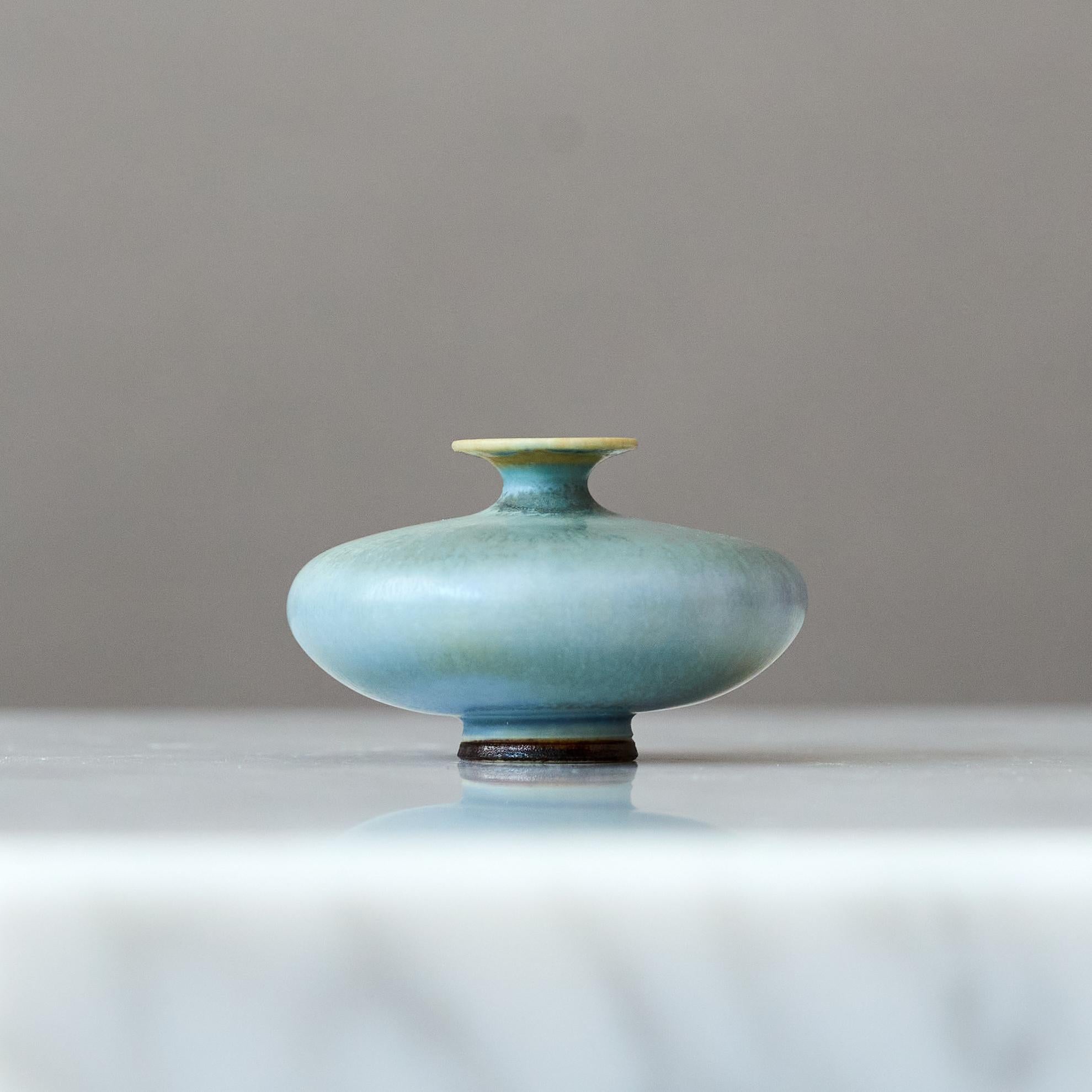 Jarrón en miniatura de gres azul de Berndt Friberg. Estudio Gustavsberg Suecia Años 60 en venta 1