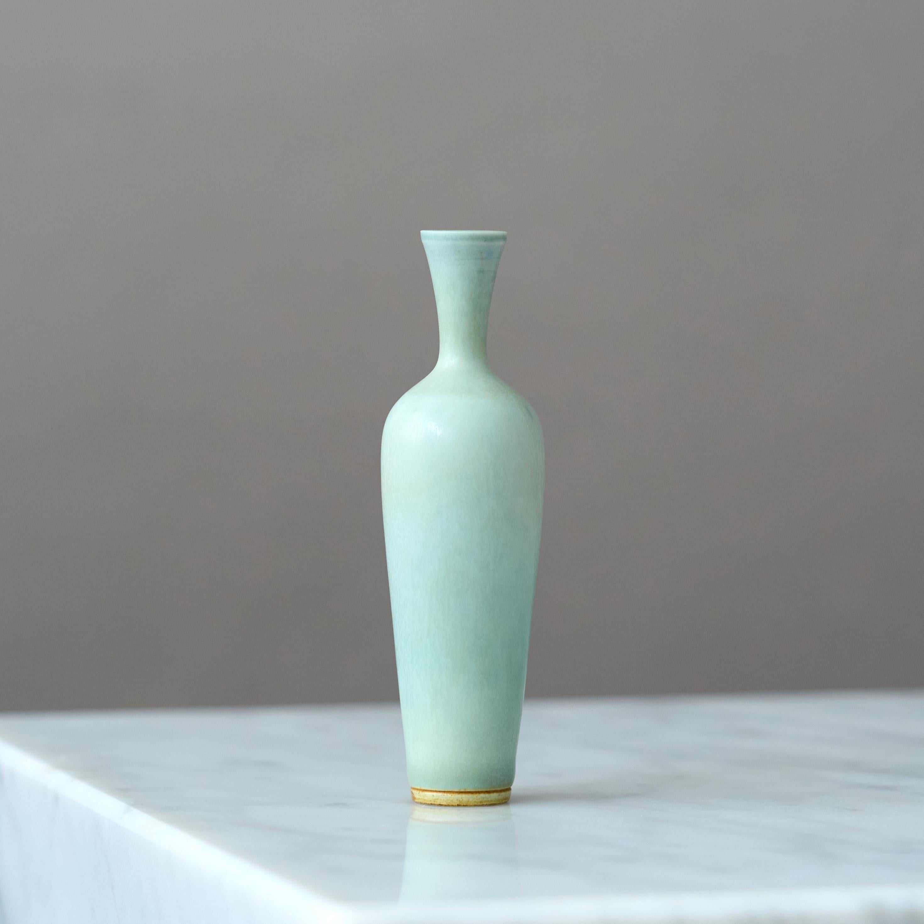 Jarrón en miniatura de gres azul de Berndt Friberg. Estudio Gustavsberg, Suecia 1961 Glaseado en venta