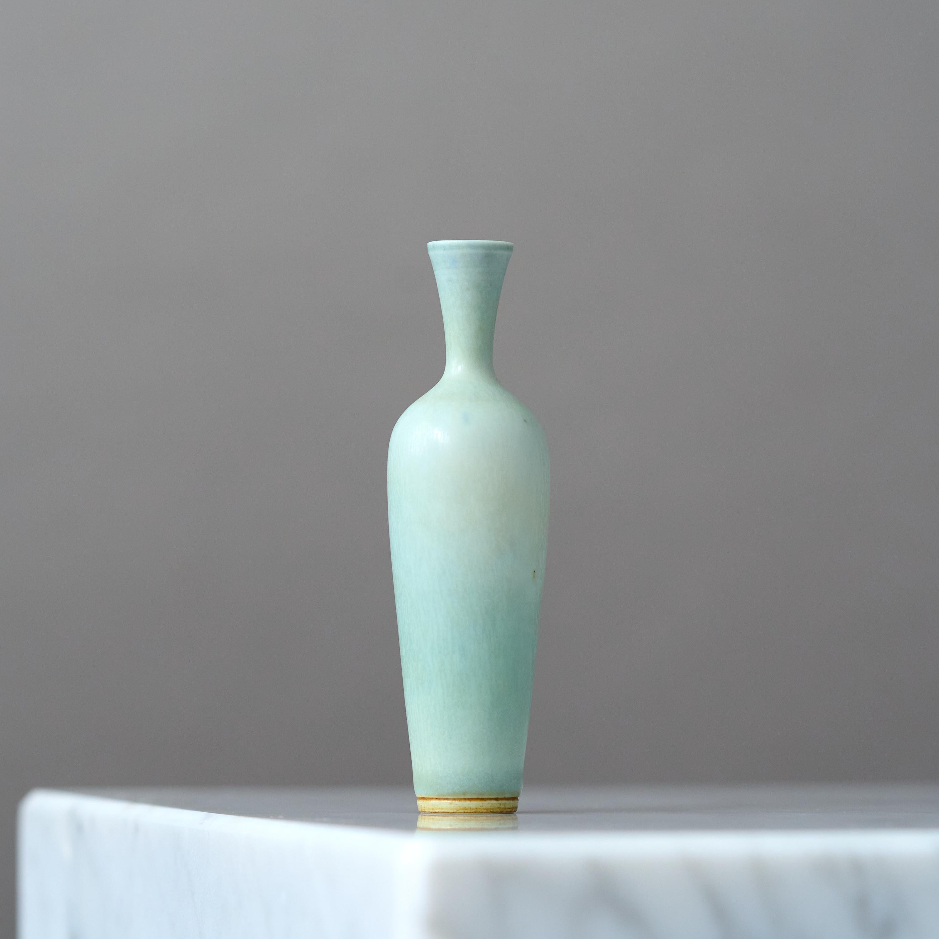Jarrón en miniatura de gres azul de Berndt Friberg. Estudio Gustavsberg, Suecia 1961 Cerámico en venta