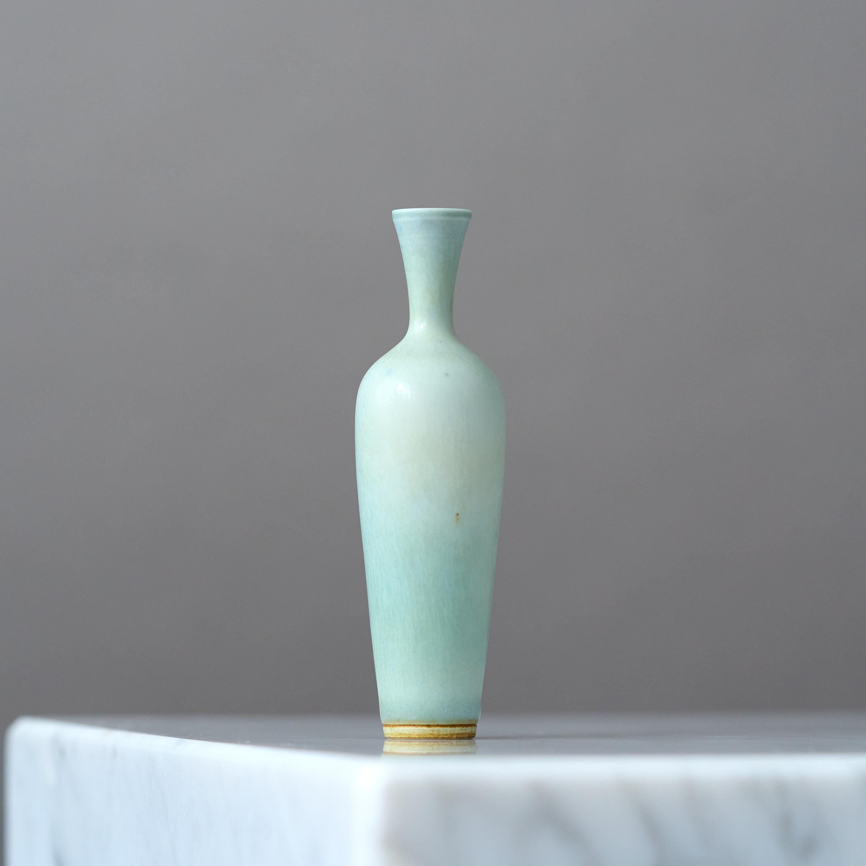 Jarrón en miniatura de gres azul de Berndt Friberg. Estudio Gustavsberg, Suecia 1961 en venta 1