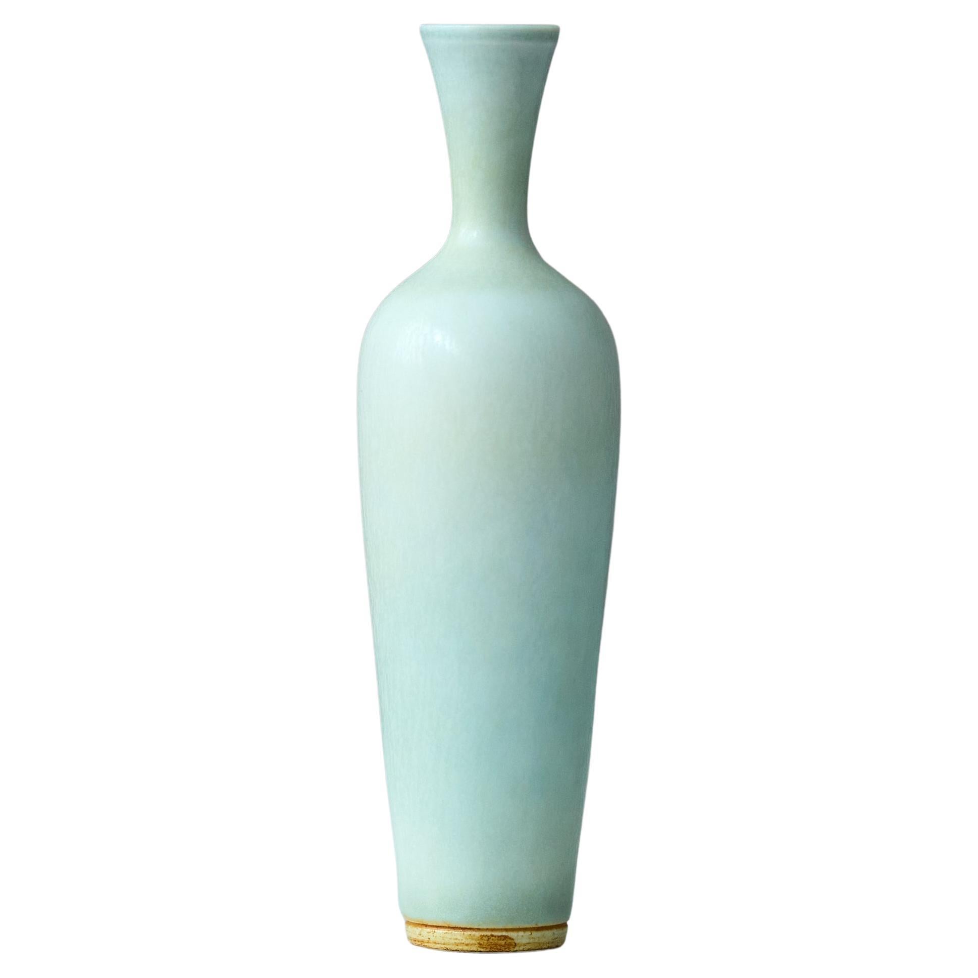 Jarrón en miniatura de gres azul de Berndt Friberg. Estudio Gustavsberg, Suecia 1961 en venta