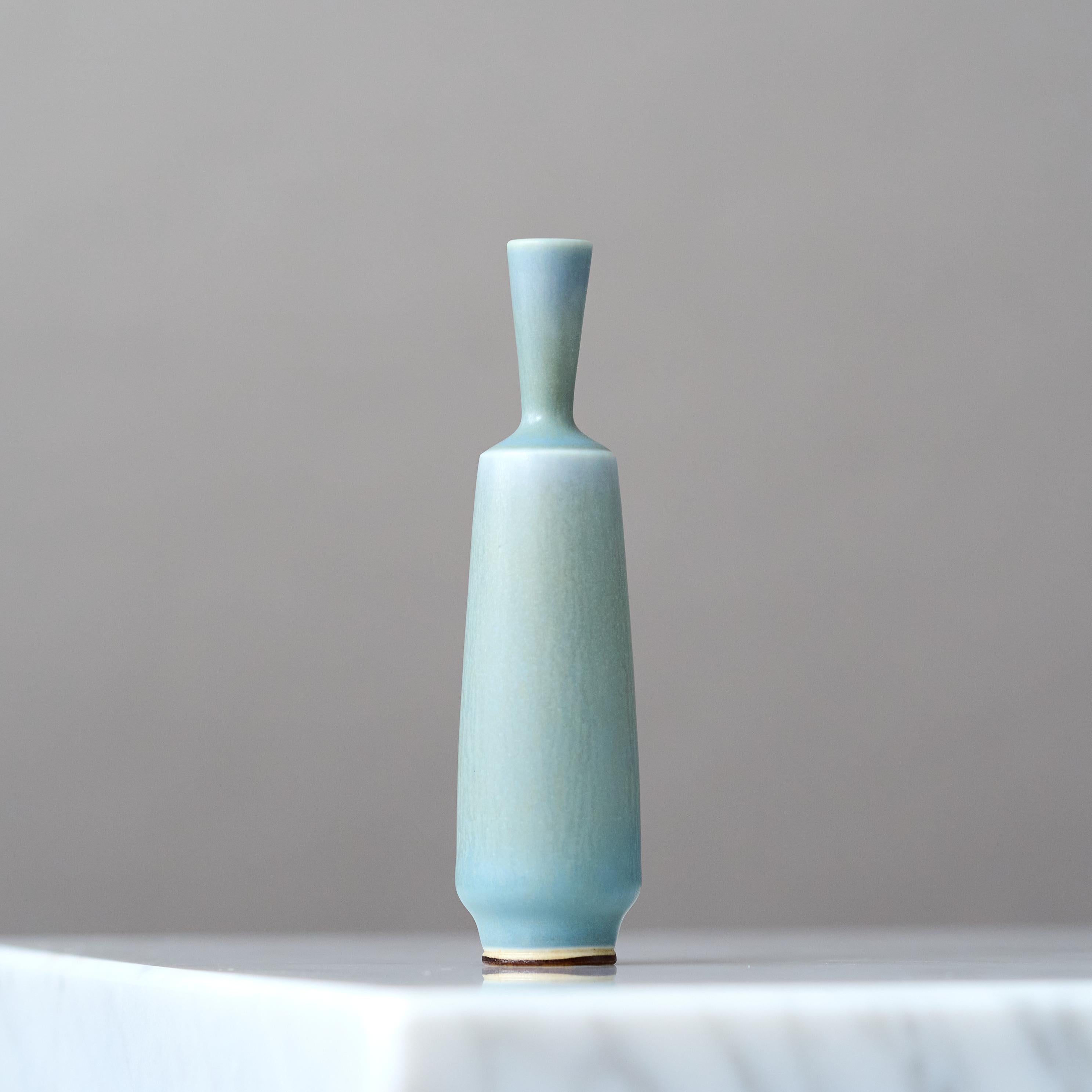 Precioso jarrón de gres en miniatura con un sorprendente esmalte de pelo de liebre azul claro.
Realizado por el maestro lanzador Berndt Friberg, en el estudio del artista en Gustavsberg, Suecia, 1962.

Gran condición. 
Firma incisa 