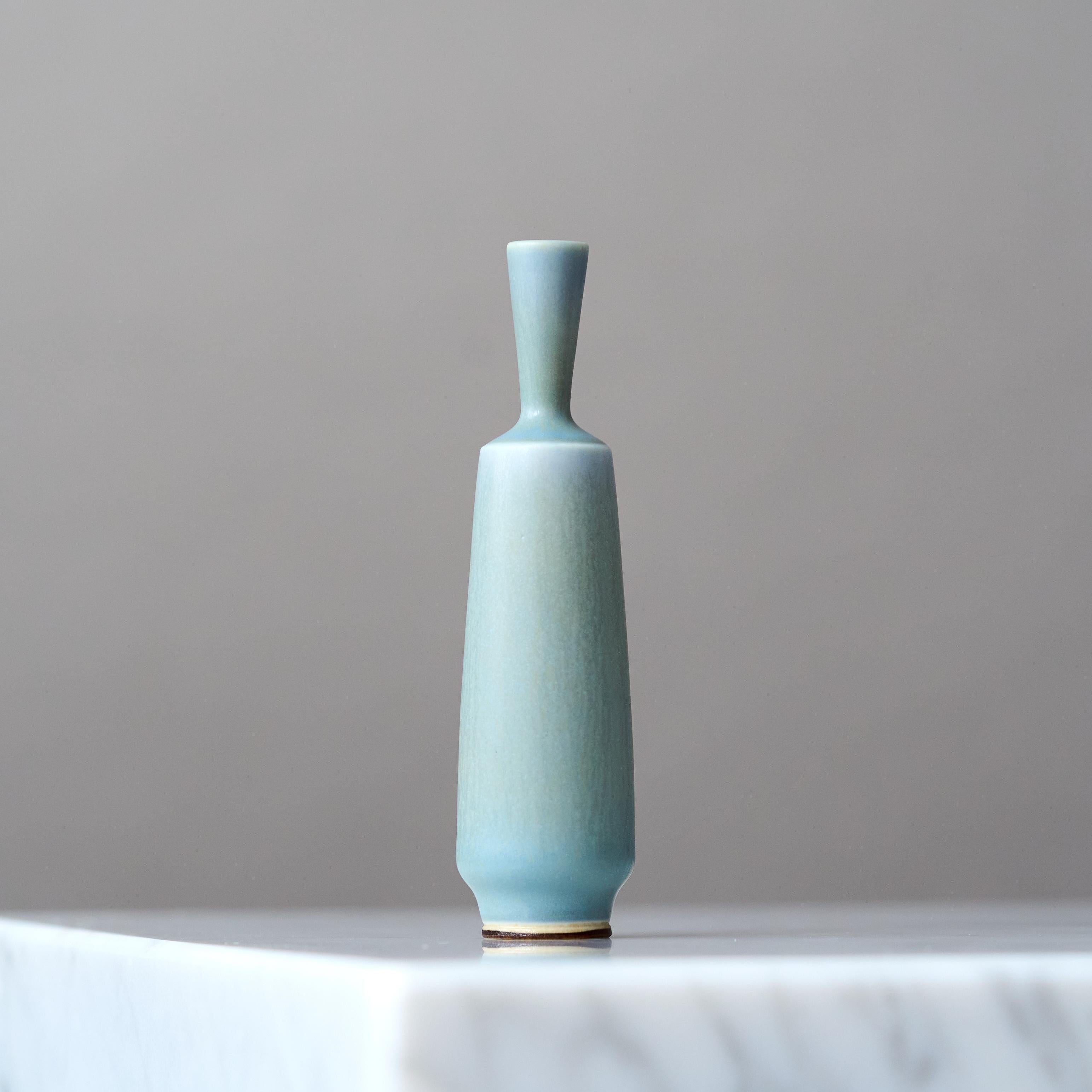 Jarrón en miniatura de gres azul de Berndt Friberg. Estudio Gustavsberg, Suecia 1962 Escandinavo moderno en venta