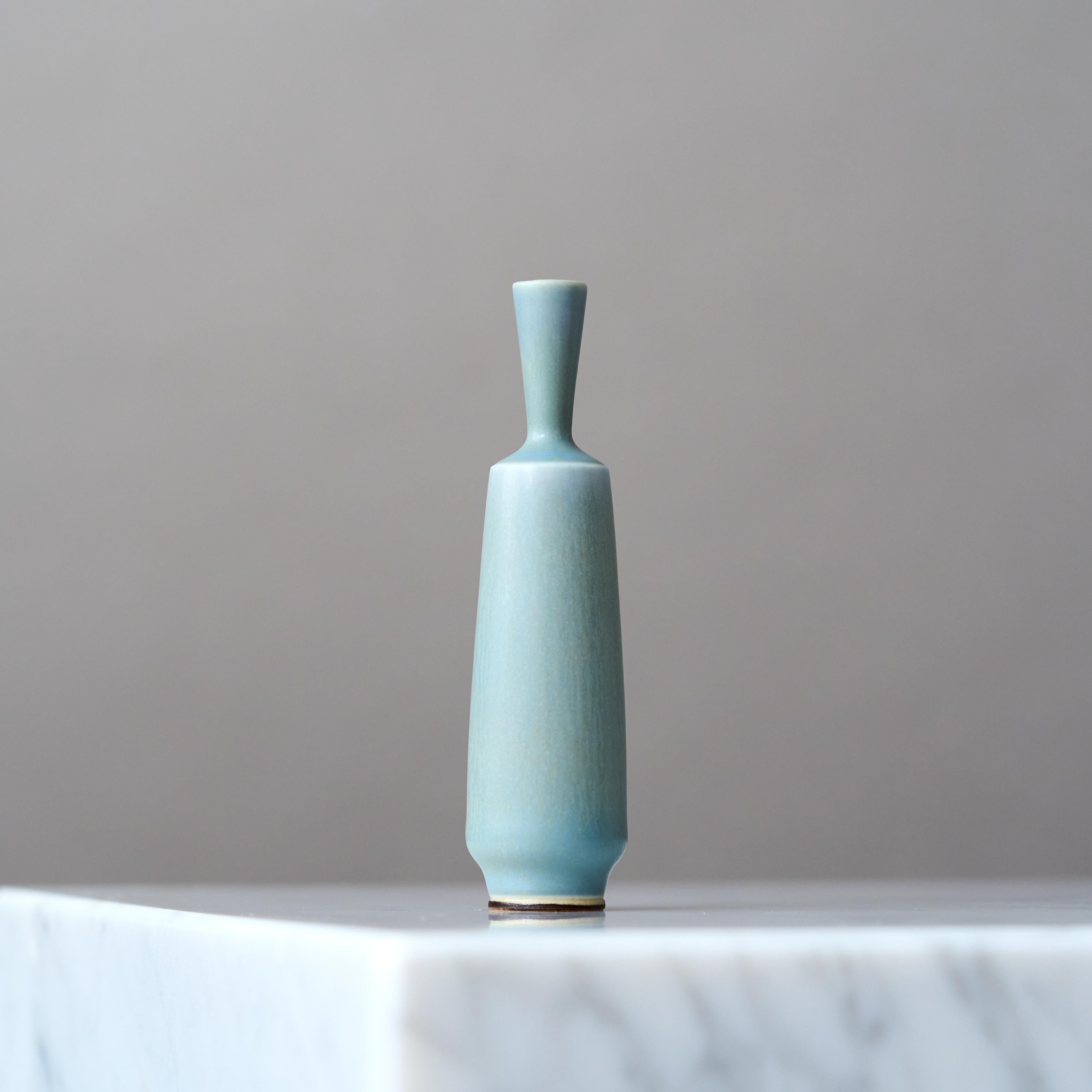 Jarrón en miniatura de gres azul de Berndt Friberg. Estudio Gustavsberg, Suecia 1962 Sueco en venta