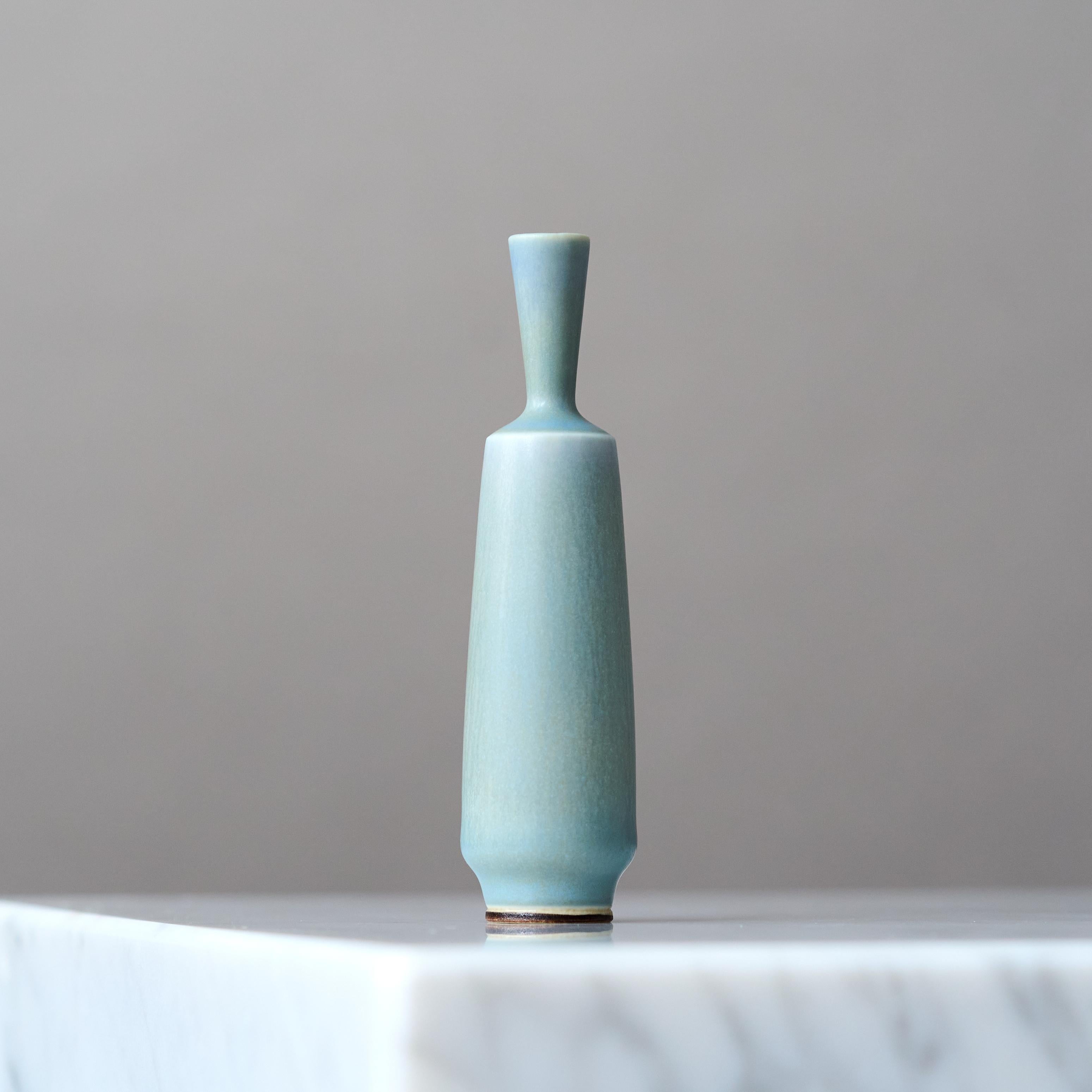 Jarrón en miniatura de gres azul de Berndt Friberg. Estudio Gustavsberg, Suecia 1962 Glaseado en venta