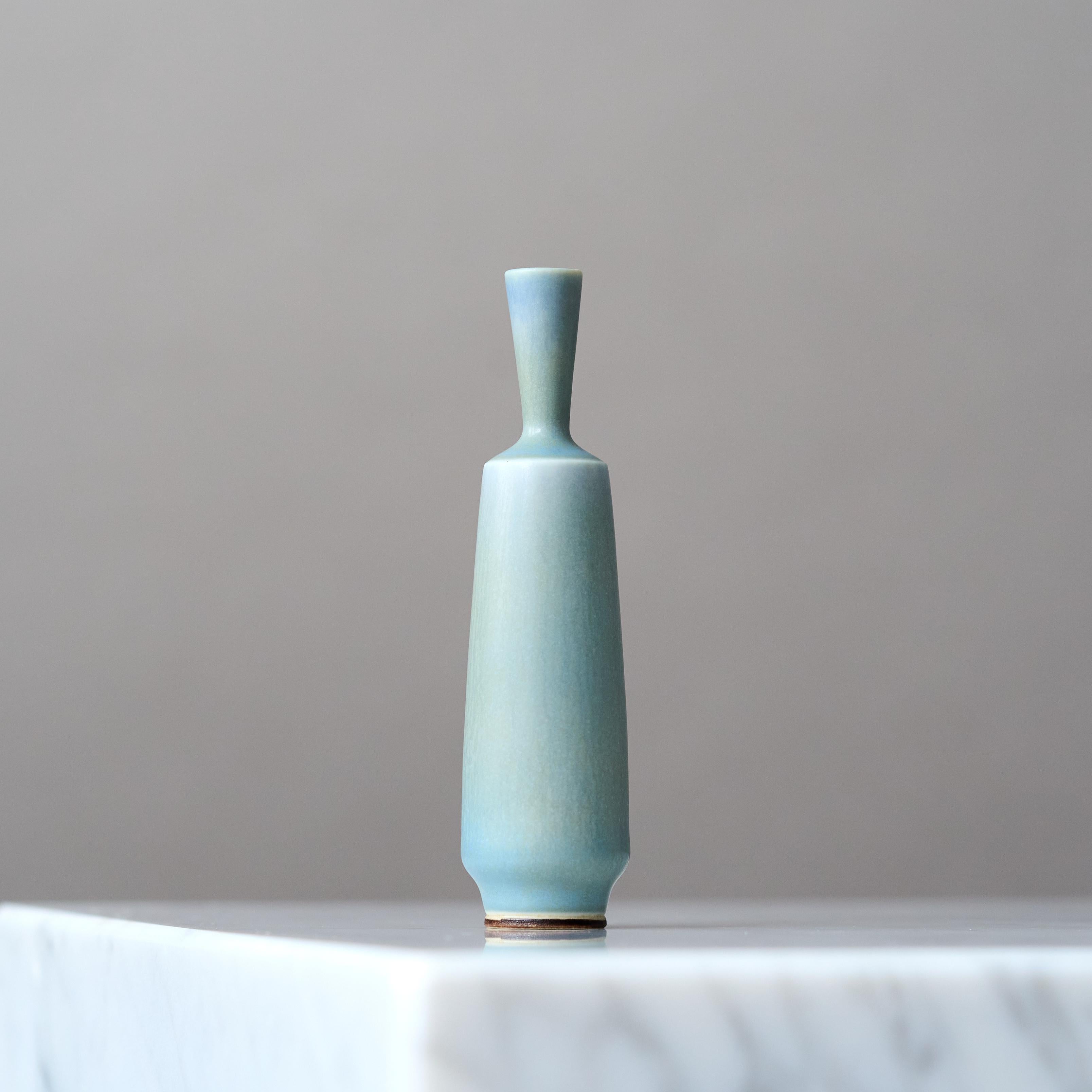 Jarrón en miniatura de gres azul de Berndt Friberg. Estudio Gustavsberg, Suecia 1962 en Bueno estado para la venta en Malmö, SE