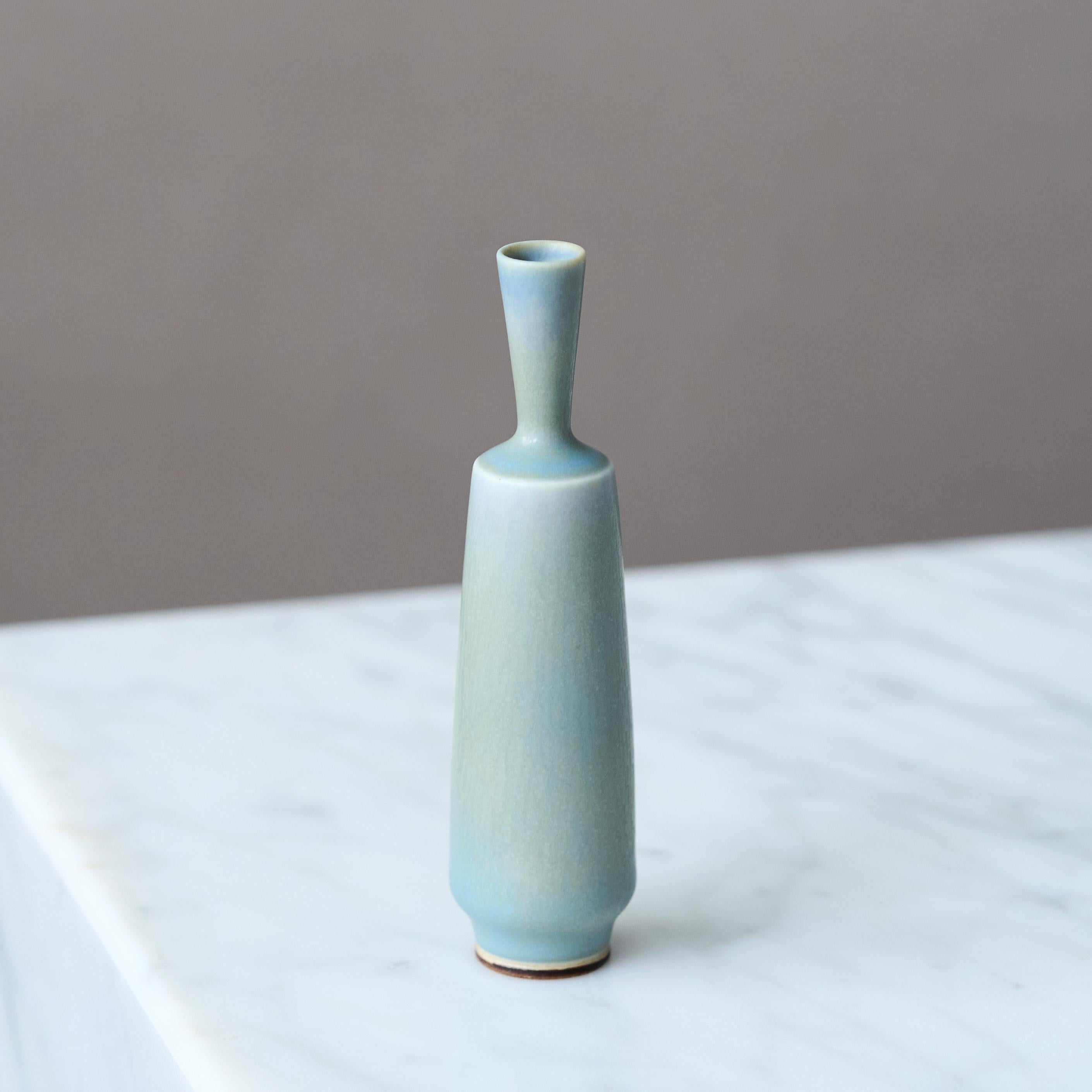 Jarrón en miniatura de gres azul de Berndt Friberg. Estudio Gustavsberg, Suecia 1962 siglo XX en venta