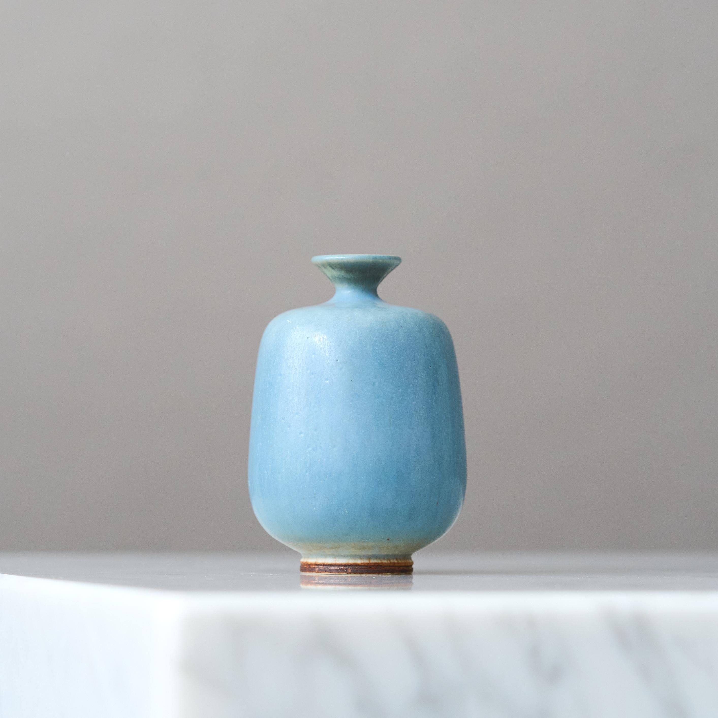 Un bellissimo vaso in gres in miniatura con un'incredibile smaltatura blu chiaro a pelo di lepre.
Realizzato dal maestro lanciatore Berndt Friberg, nello studio dell'artista a Gustavsberg, Svezia, 1964.

Buone condizioni. 
Firma incisa 