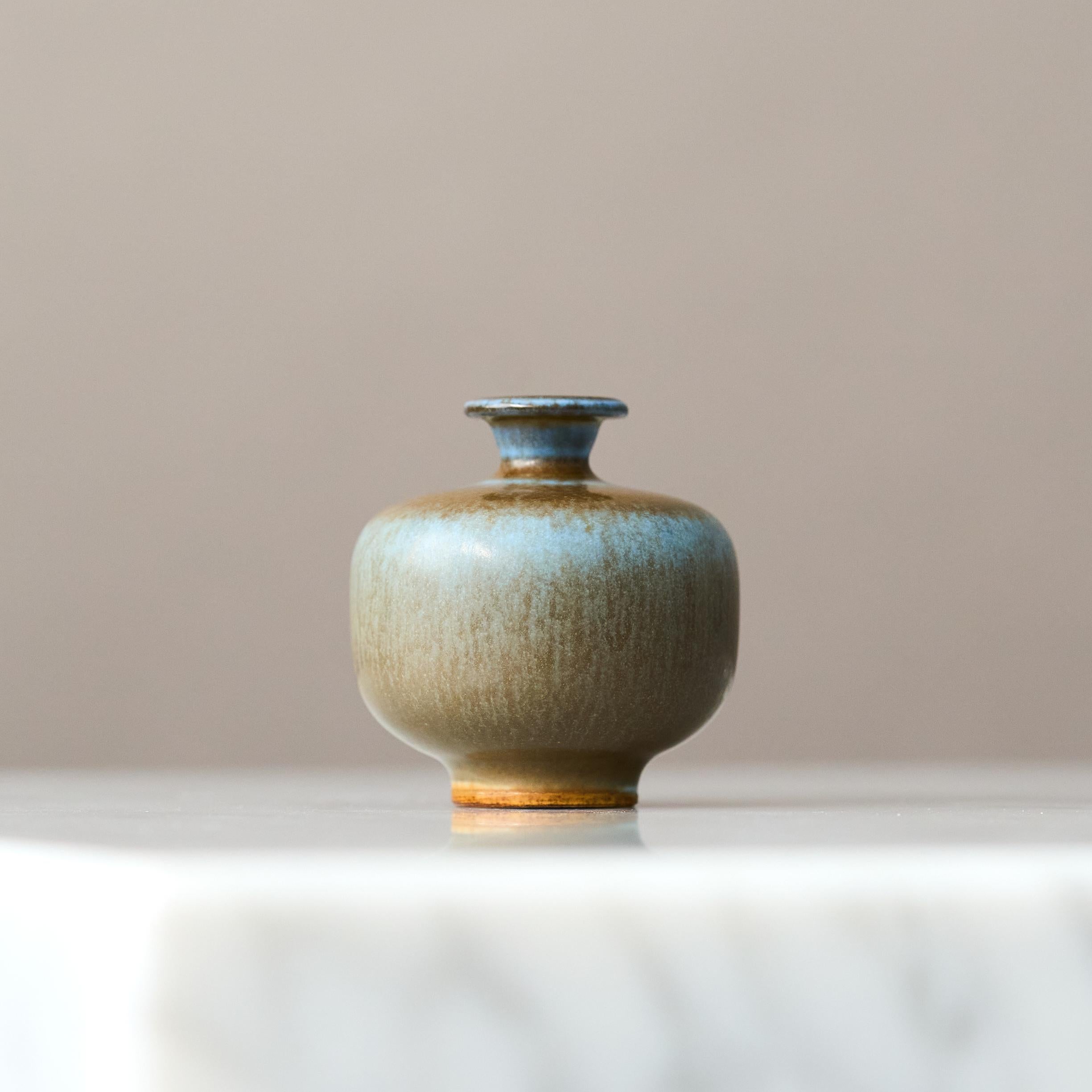 Eine schöne Miniaturvase aus Steinzeug mit erstaunlicher dunkelblauer Hasenfellglasur.
Hergestellt von Berndt Friberg, dem Meister des Werfens, im Atelier des Künstlers in Gustavsberg, Schweden, 1964.

Toller Zustand. 
Eingeschnittene Signatur