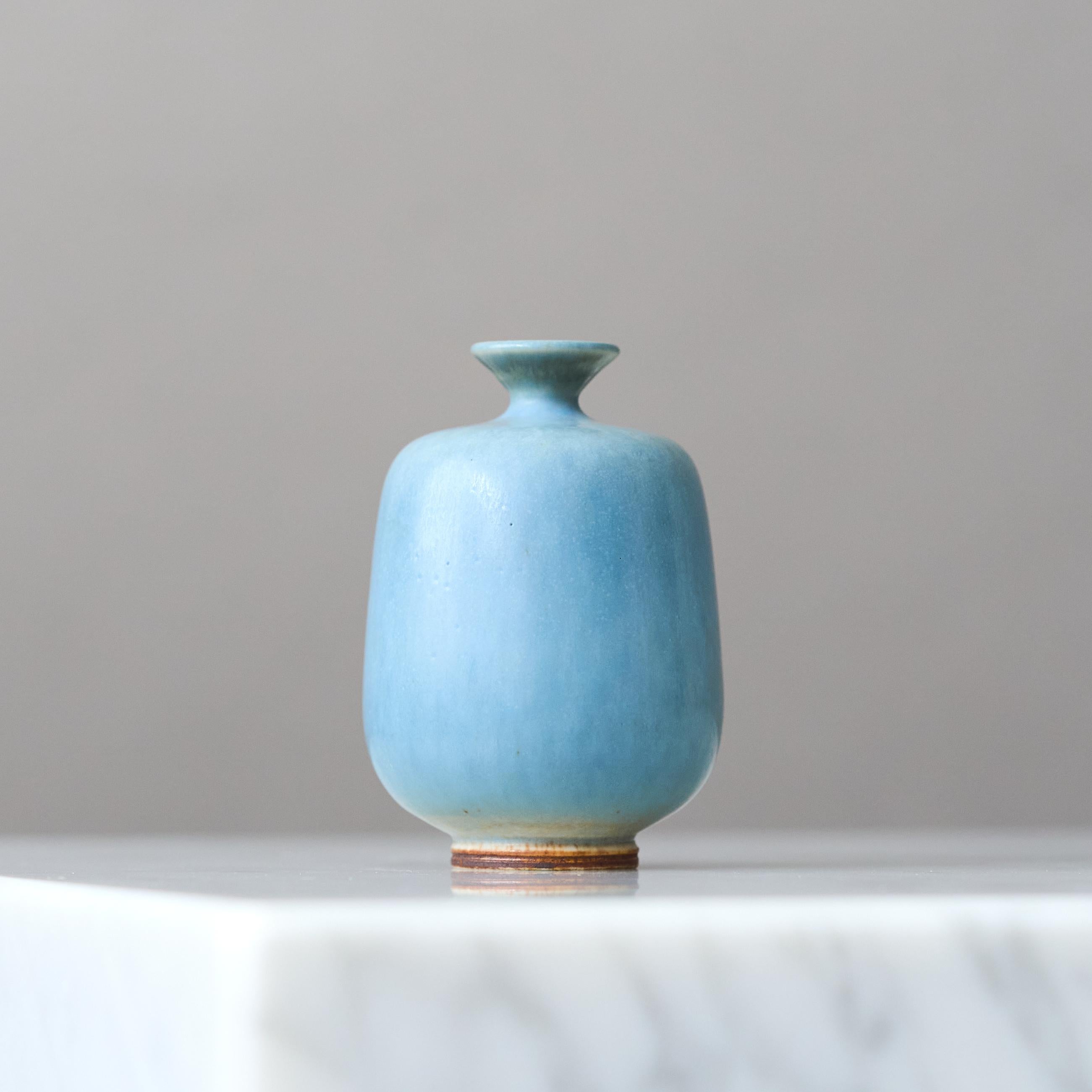 Scandinavo moderno Vaso in miniatura in gres blu di Berndt Friberg. Studio A, Svezia 1964 in vendita