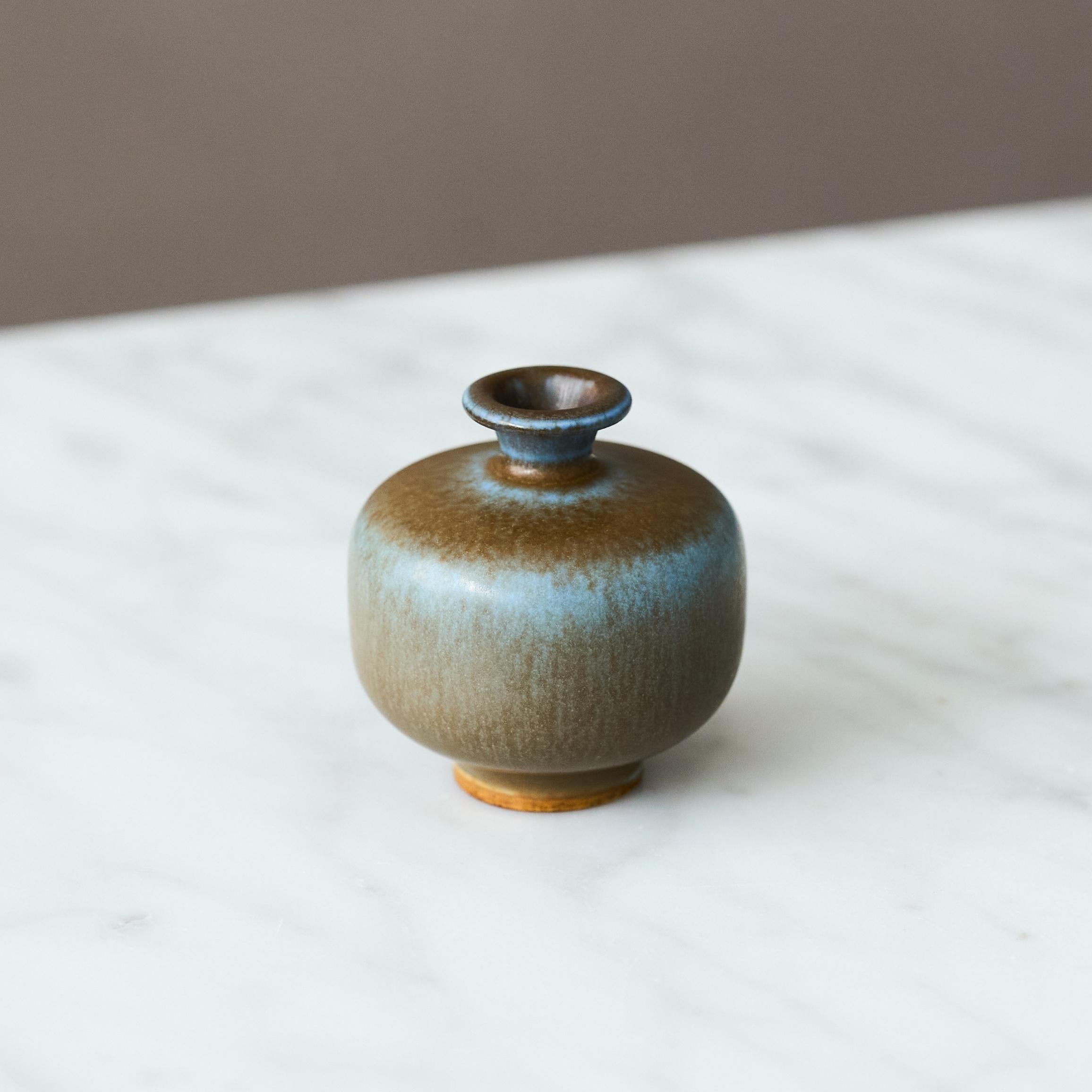 Blaue Miniaturvase aus Steingut von Berndt Friberg. Gustavsberg Studio, Schweden 1964 (Skandinavische Moderne) im Angebot
