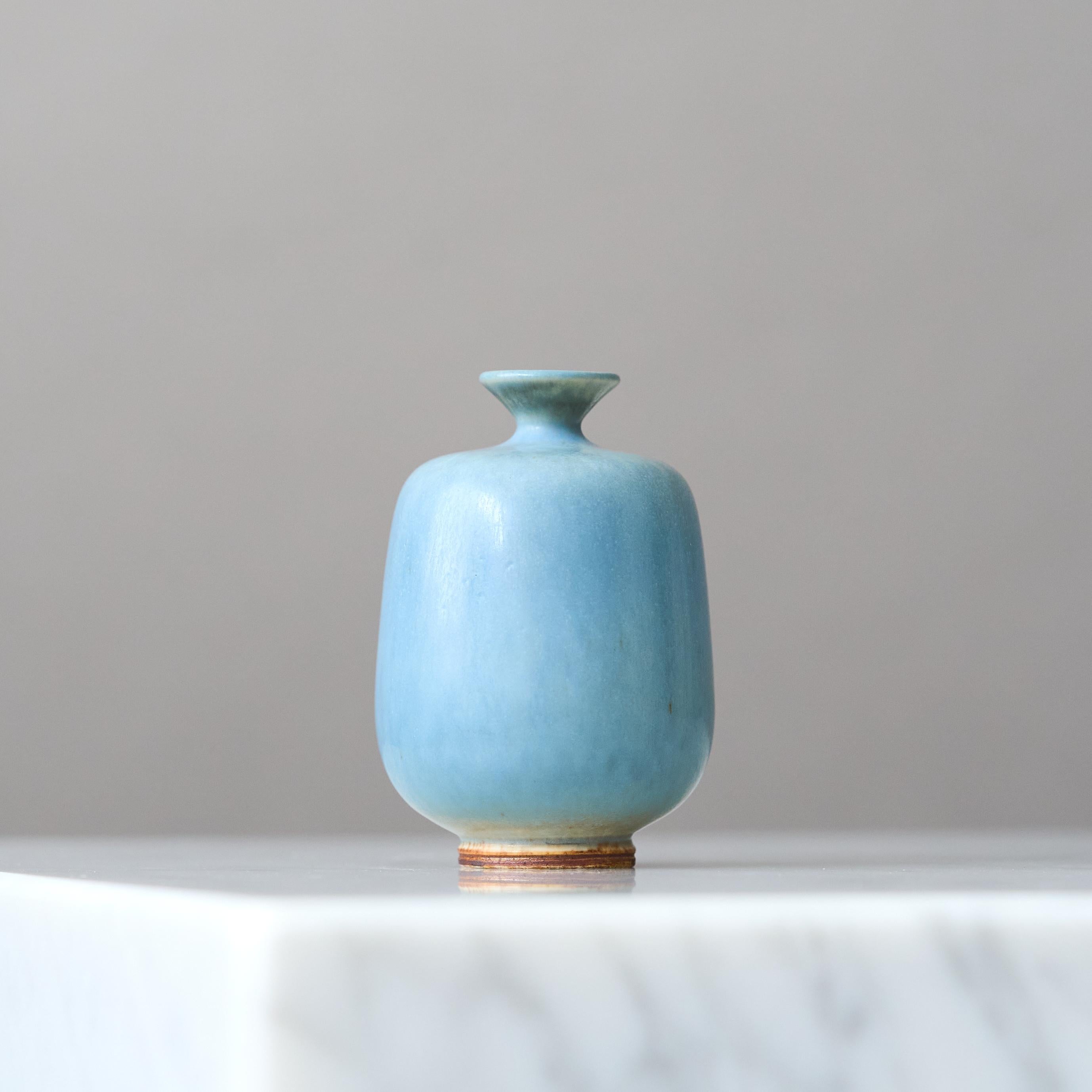 Svedese Vaso in miniatura in gres blu di Berndt Friberg. Studio A, Svezia 1964 in vendita