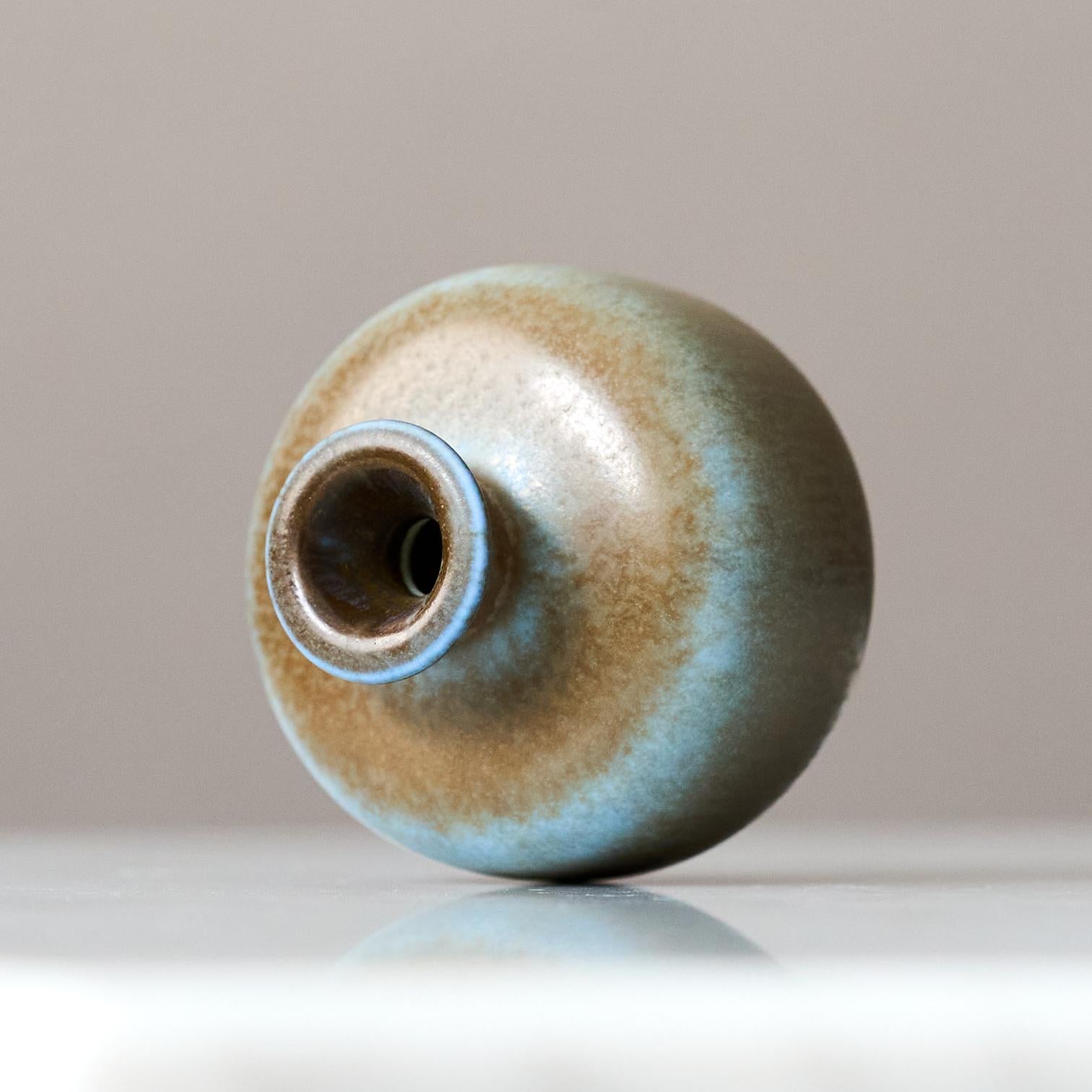 Blaue Miniaturvase aus Steingut von Berndt Friberg. Gustavsberg Studio, Schweden 1964 (Schwedisch) im Angebot