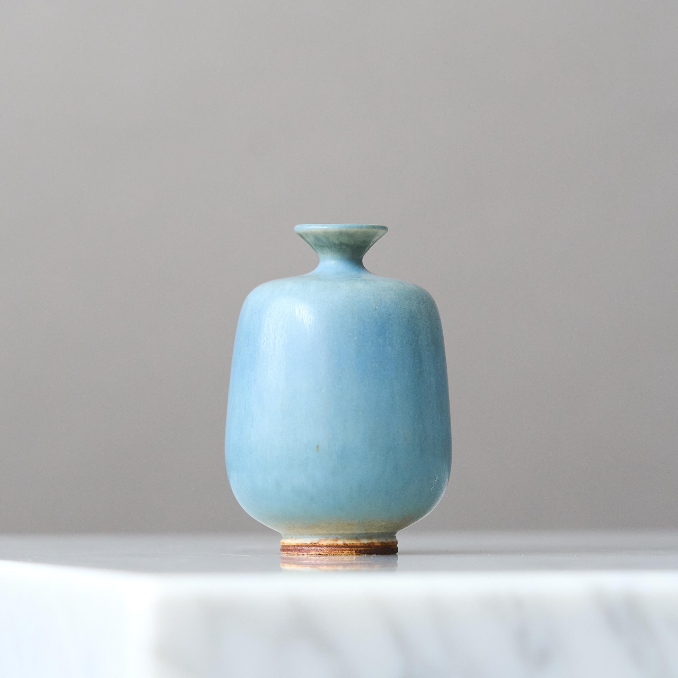 Smaltato Vaso in miniatura in gres blu di Berndt Friberg. Studio A, Svezia 1964 in vendita