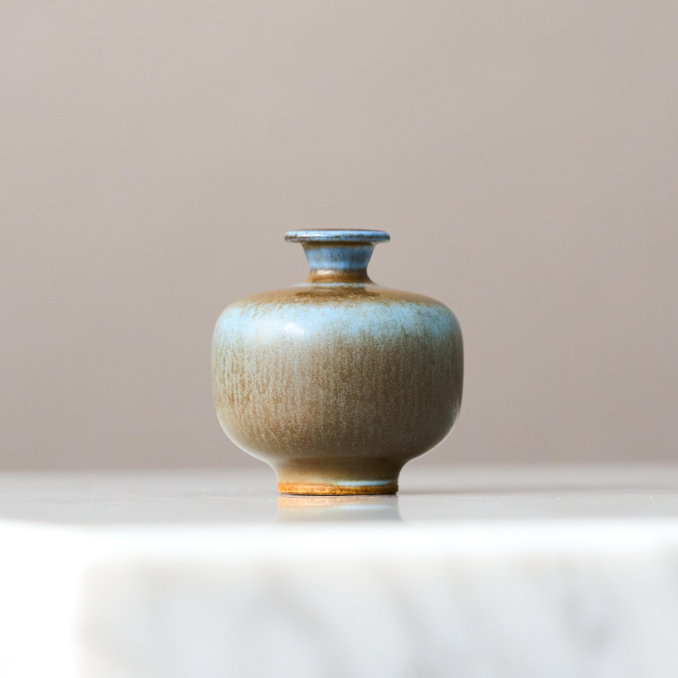 Blaue Miniaturvase aus Steingut von Berndt Friberg. Gustavsberg Studio, Schweden 1964 (Glasiert) im Angebot