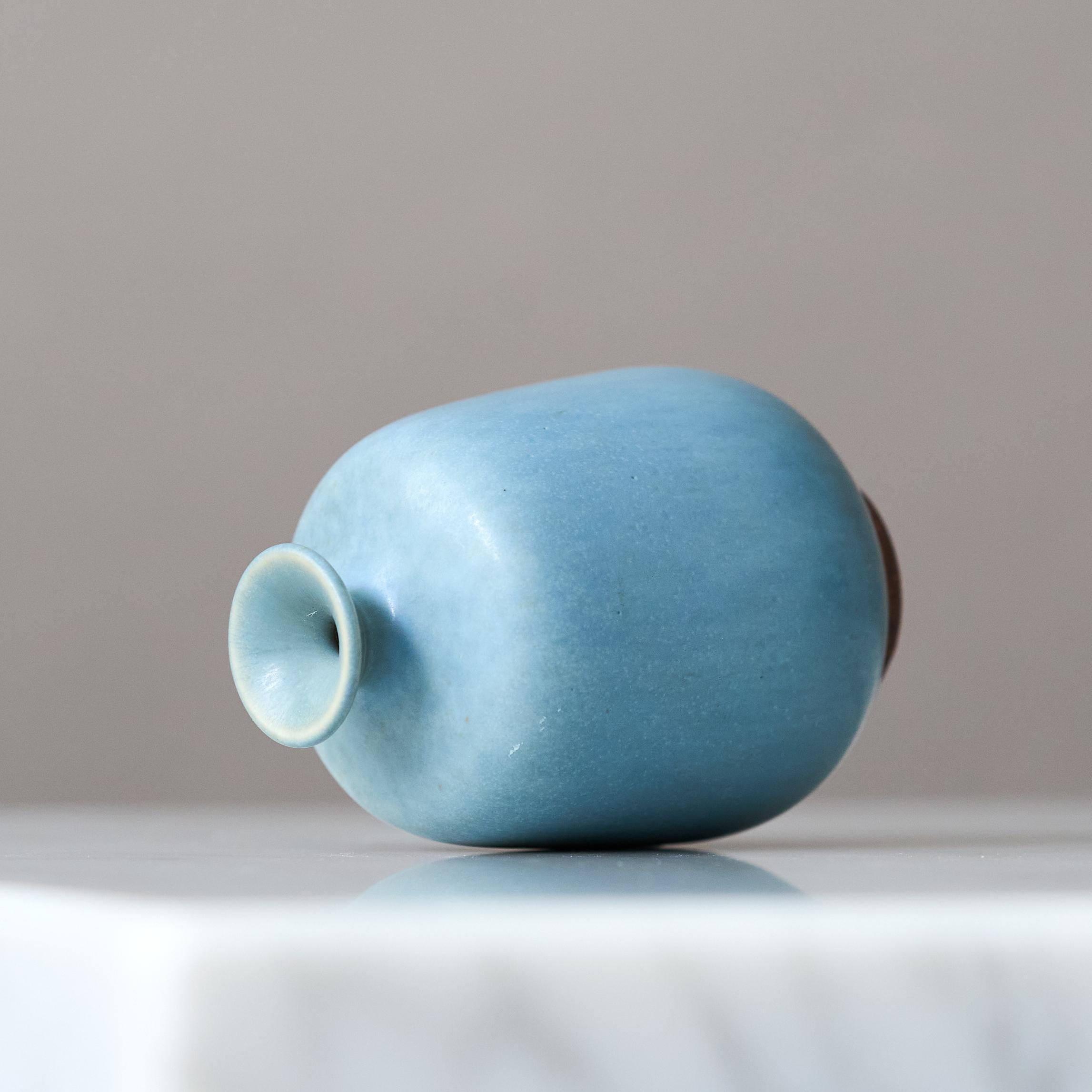 Vaso in miniatura in gres blu di Berndt Friberg. Studio A, Svezia 1964 In condizioni buone in vendita a Malmö, SE