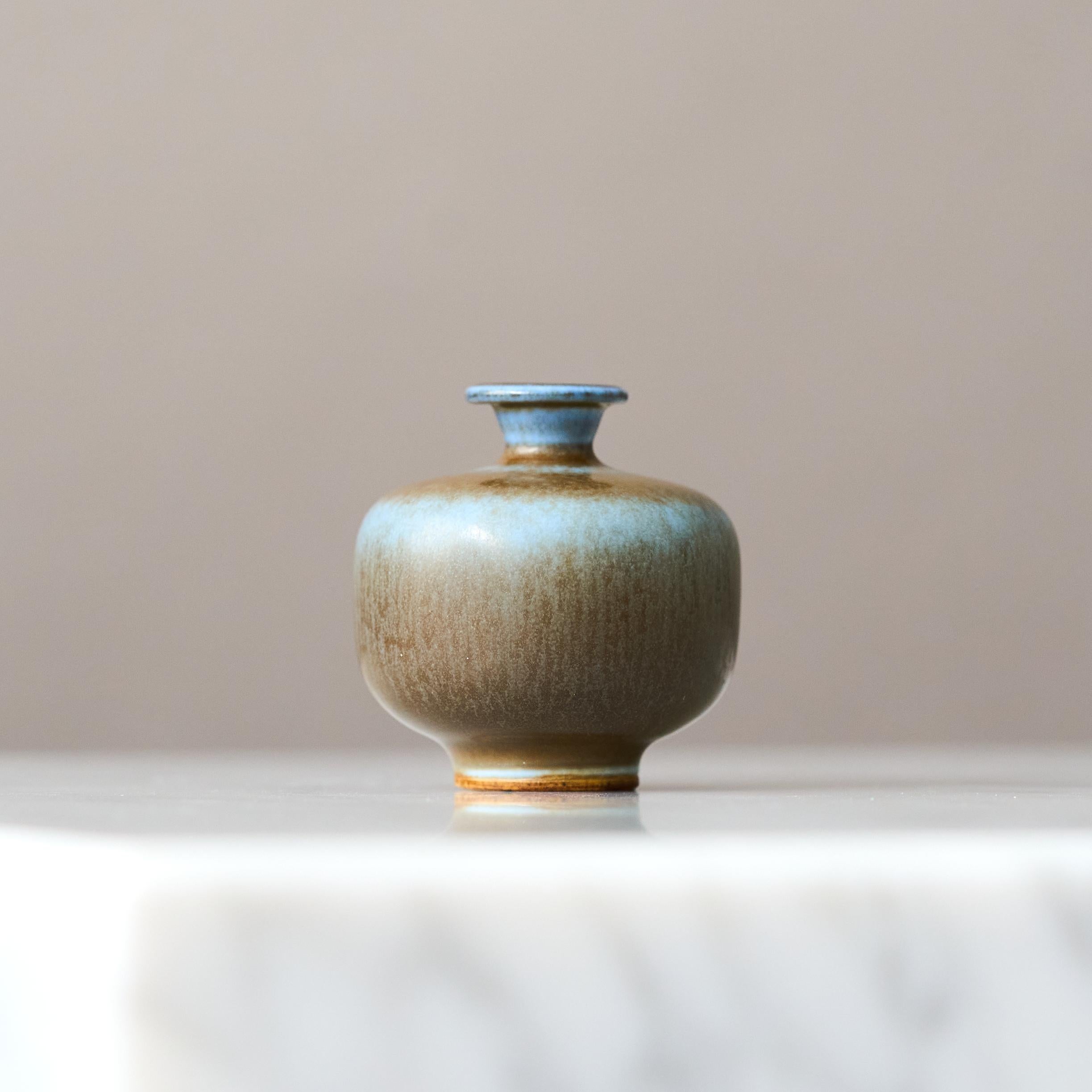 Blaue Miniaturvase aus Steingut von Berndt Friberg. Gustavsberg Studio, Schweden 1964 im Zustand „Gut“ im Angebot in Malmö, SE
