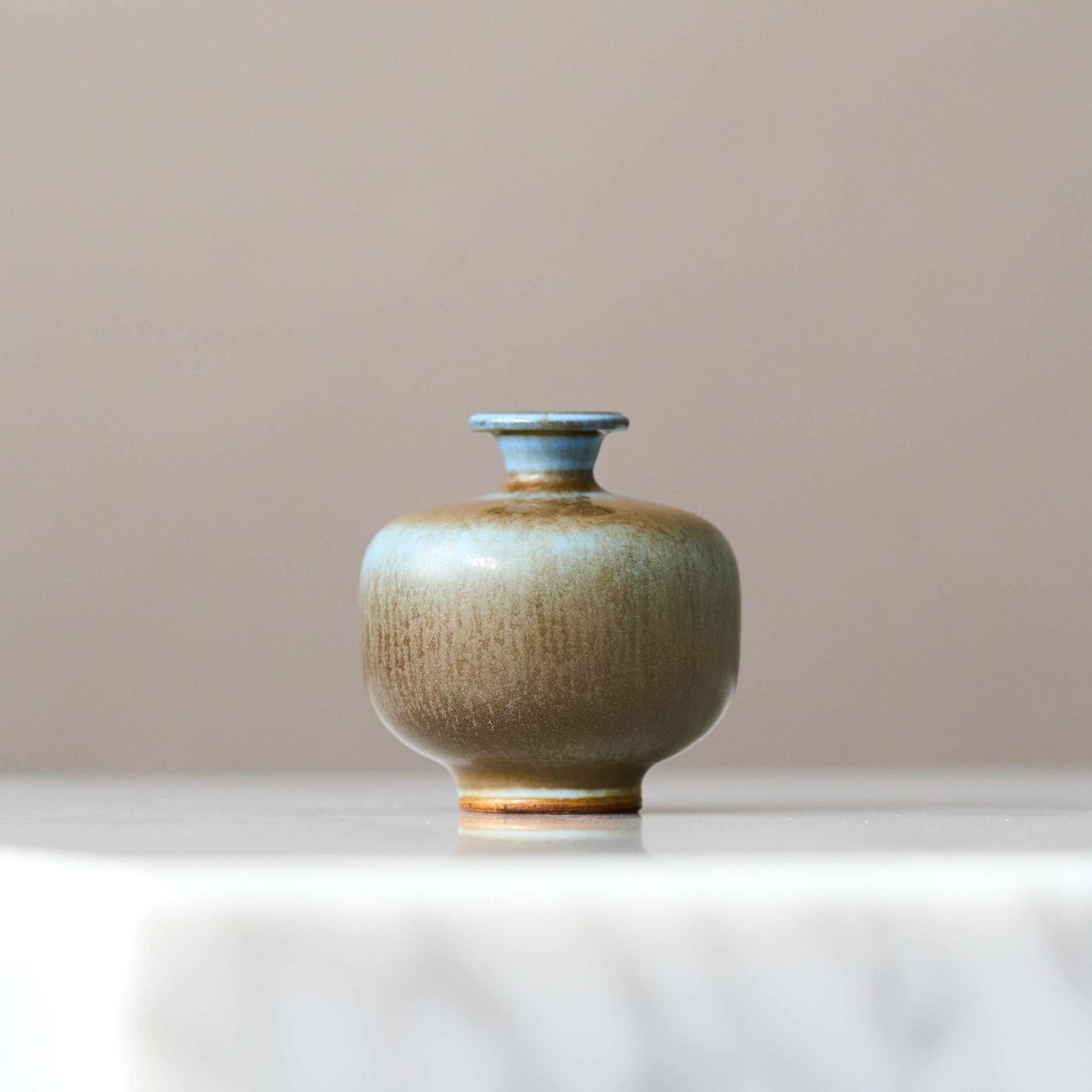 Blaue Miniaturvase aus Steingut von Berndt Friberg. Gustavsberg Studio, Schweden 1964 (20. Jahrhundert) im Angebot