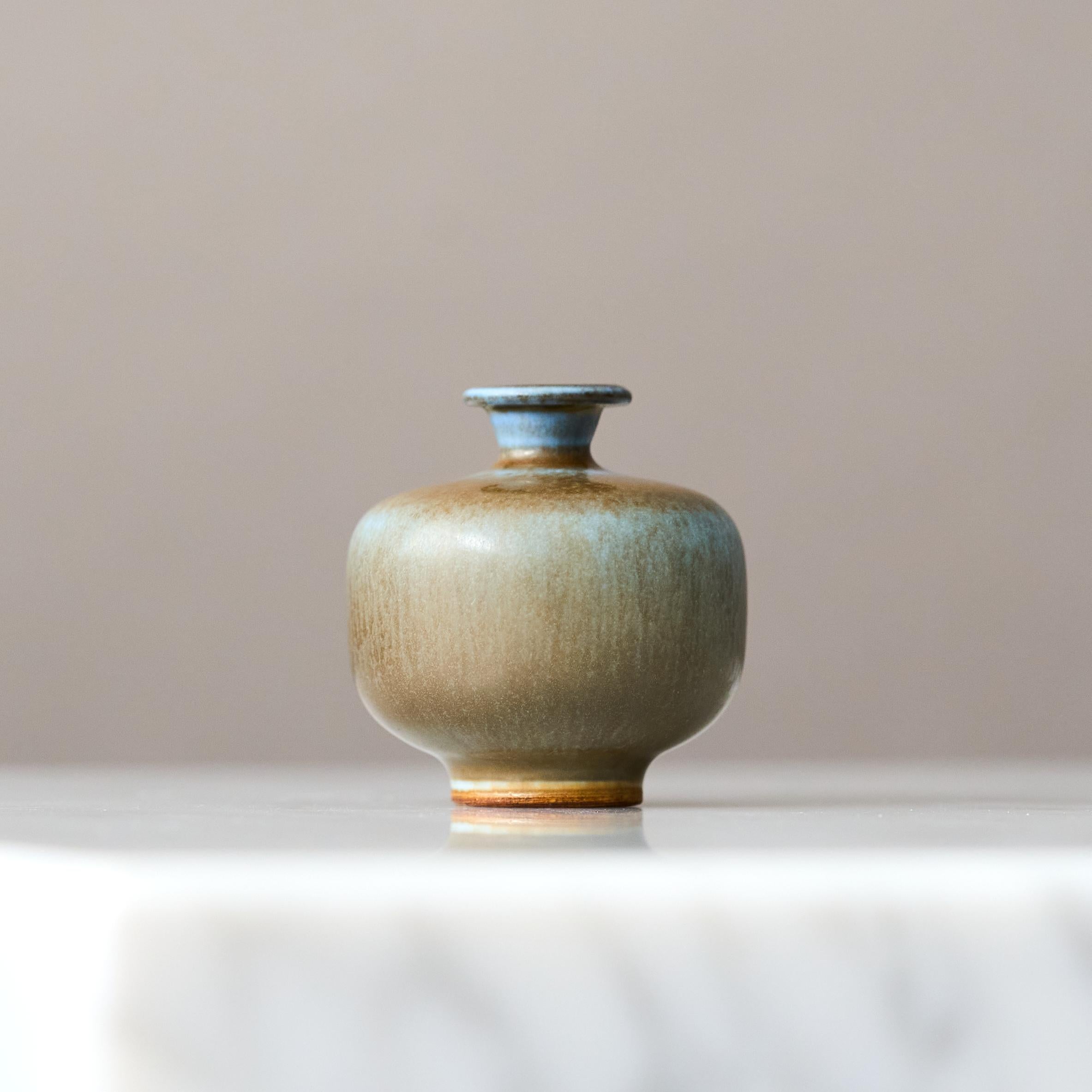 Blaue Miniaturvase aus Steingut von Berndt Friberg. Gustavsberg Studio, Schweden 1964 (Keramik) im Angebot