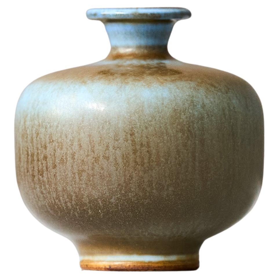 Blaue Miniaturvase aus Steingut von Berndt Friberg. Gustavsberg Studio, Schweden 1964 im Angebot