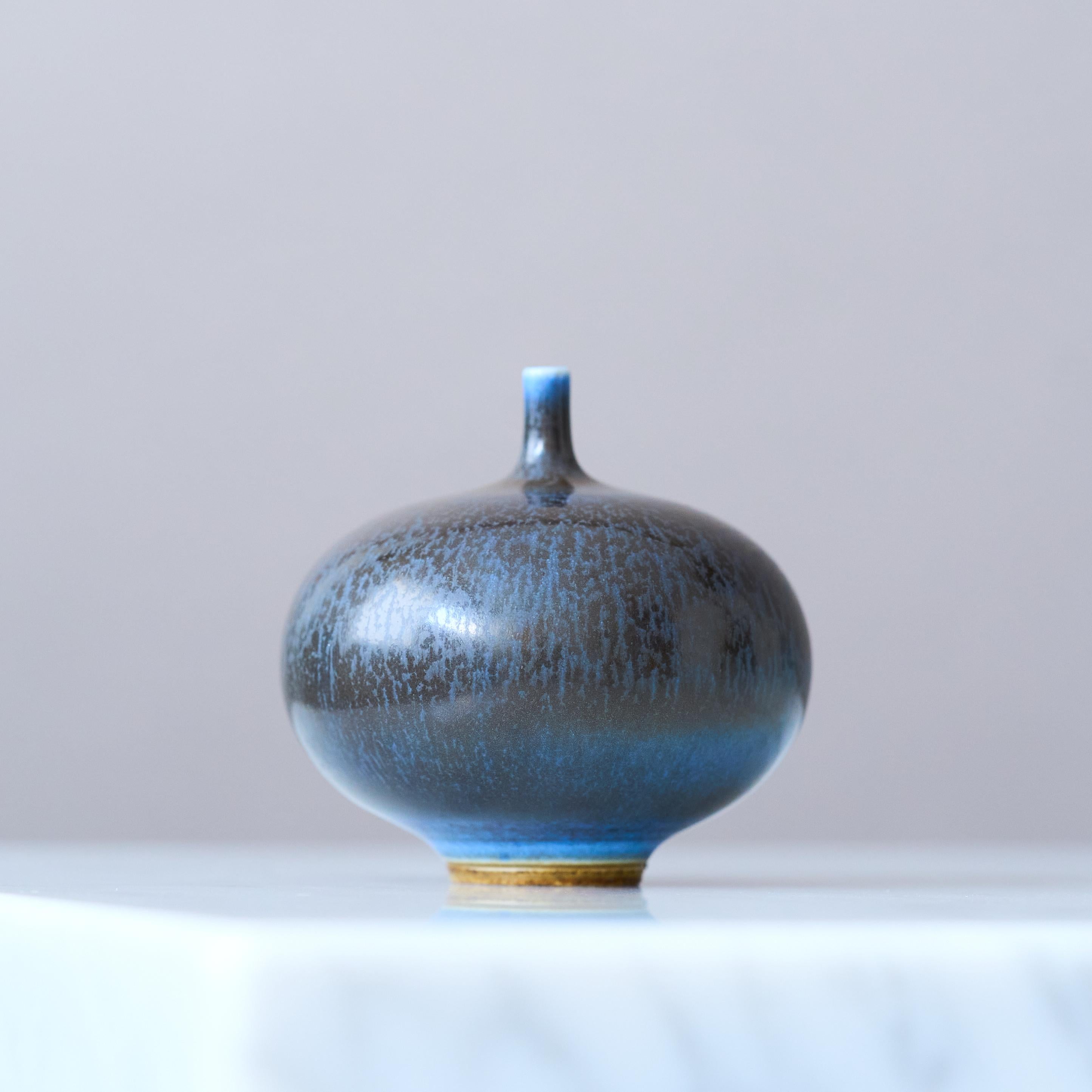Un bellissimo vaso in gres in miniatura con un'incredibile smaltatura blu scuro a pelo di lepre.
Realizzato dal maestro lanciatore Berndt Friberg, nello studio dell'artista a Gustavsberg, Svezia, 1968.

Ottime condizioni. 
Firma incisa 