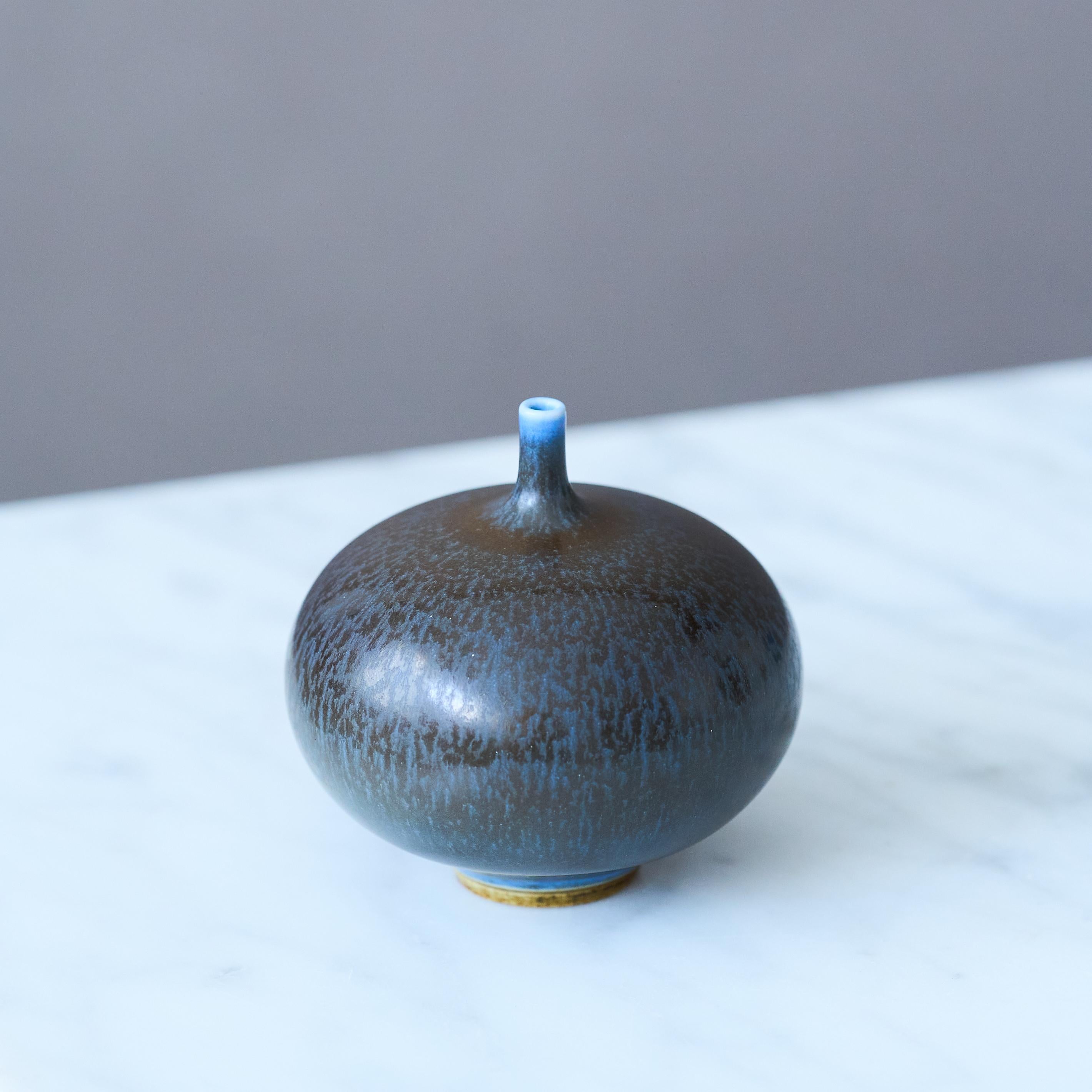Scandinavo moderno Vaso in miniatura in gres blu di Berndt Friberg. Studio A, Svezia 1968 in vendita
