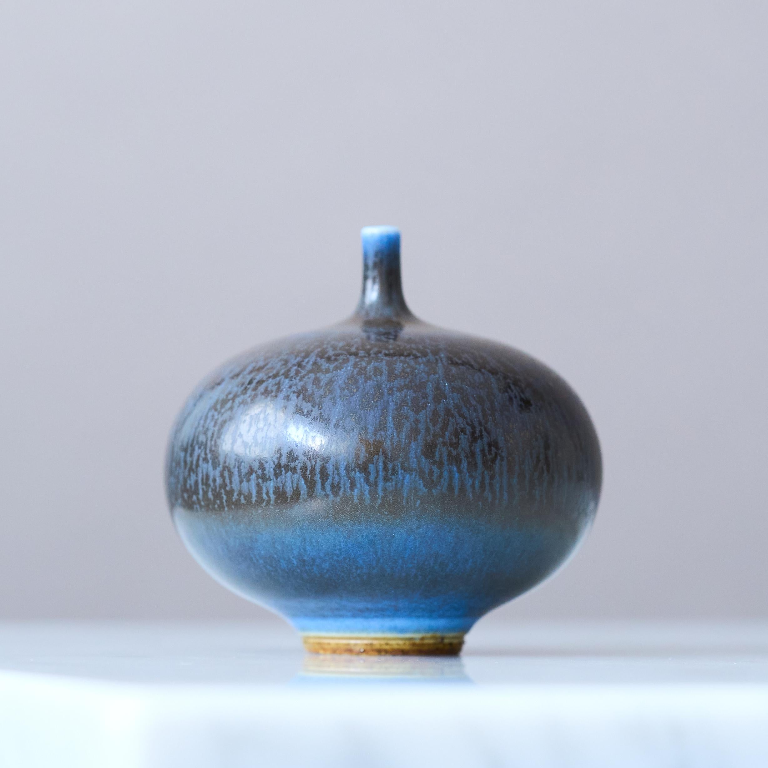 Svedese Vaso in miniatura in gres blu di Berndt Friberg. Studio A, Svezia 1968 in vendita