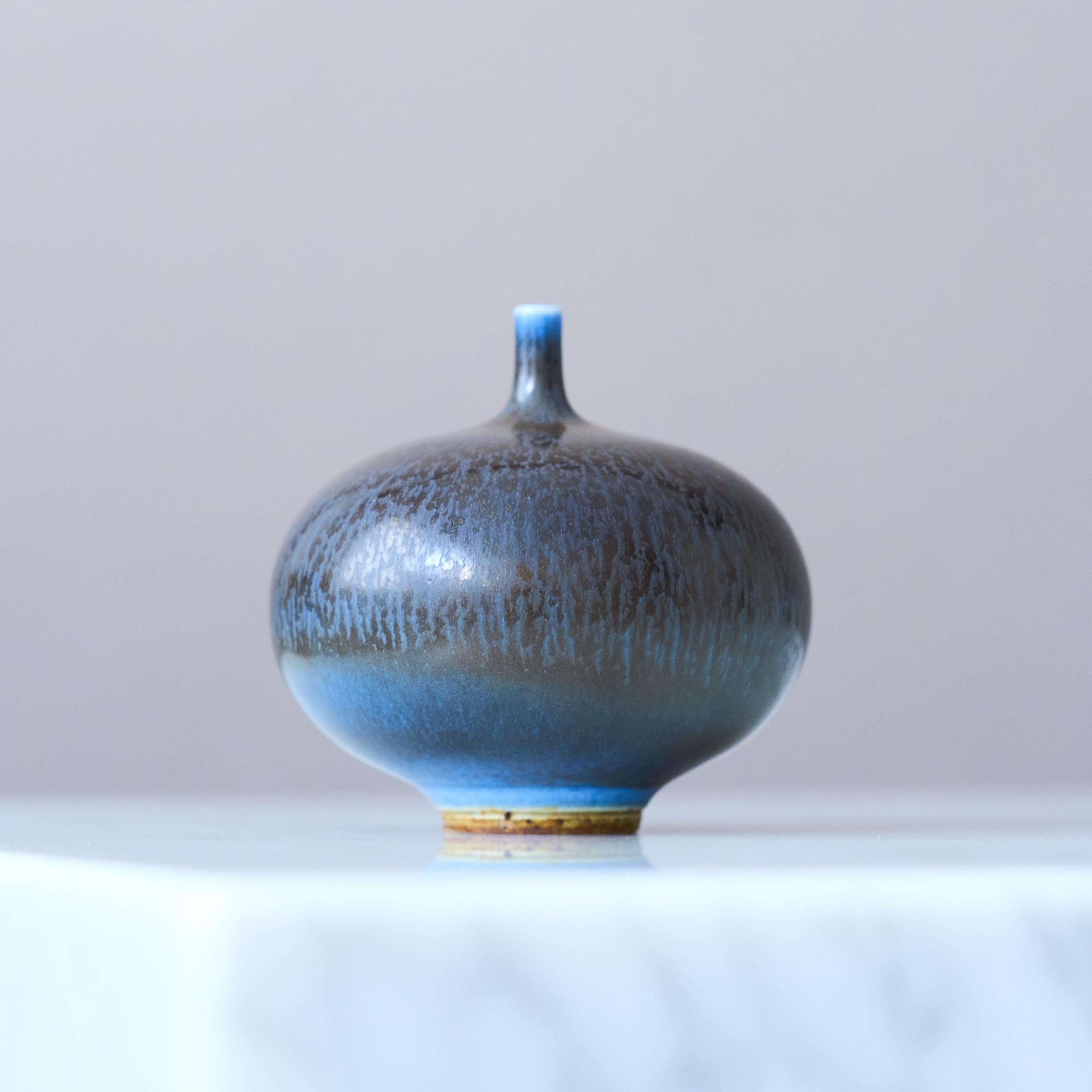 Vaso in miniatura in gres blu di Berndt Friberg. Studio A, Svezia 1968 In condizioni buone in vendita a Malmö, SE