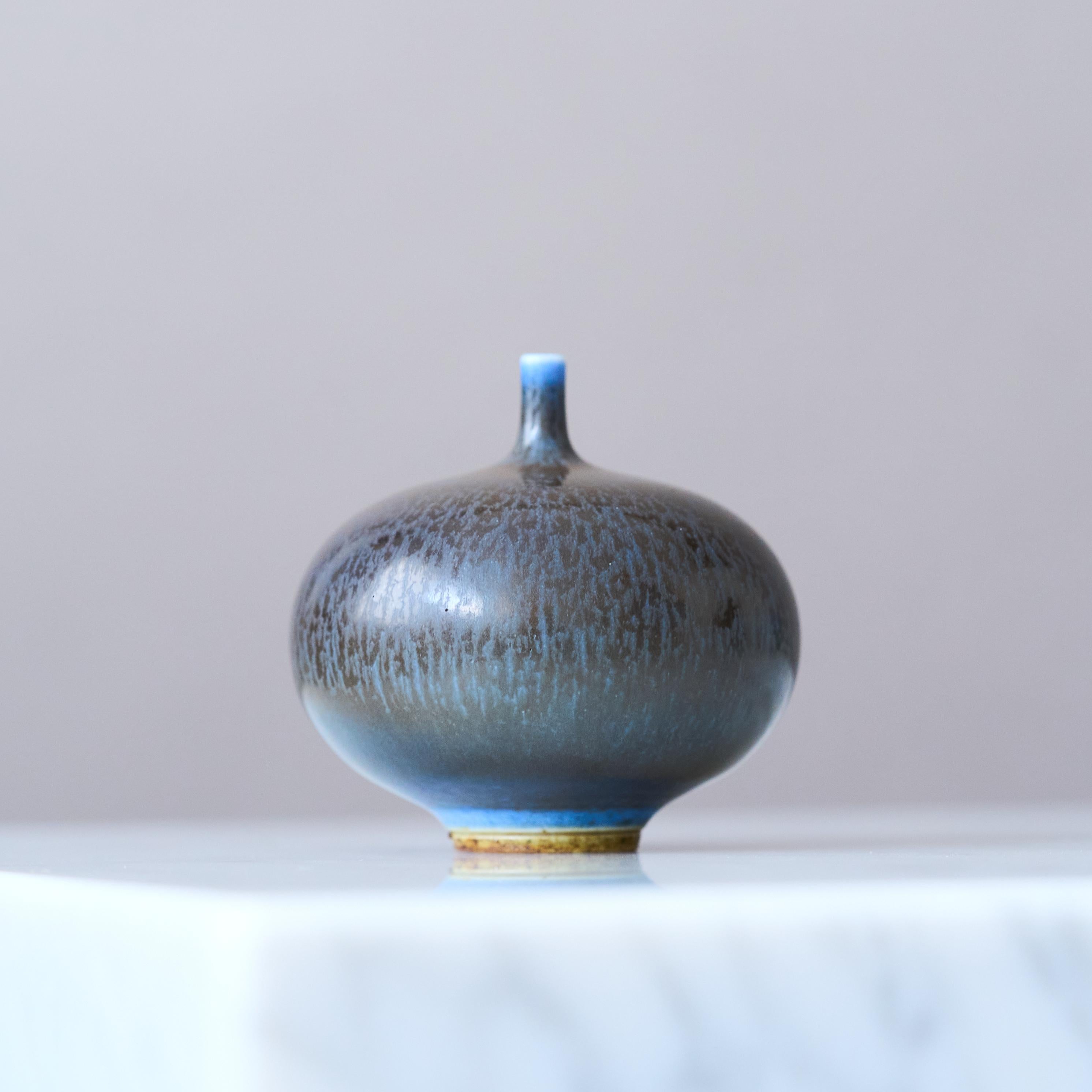 XX secolo Vaso in miniatura in gres blu di Berndt Friberg. Studio A, Svezia 1968 in vendita