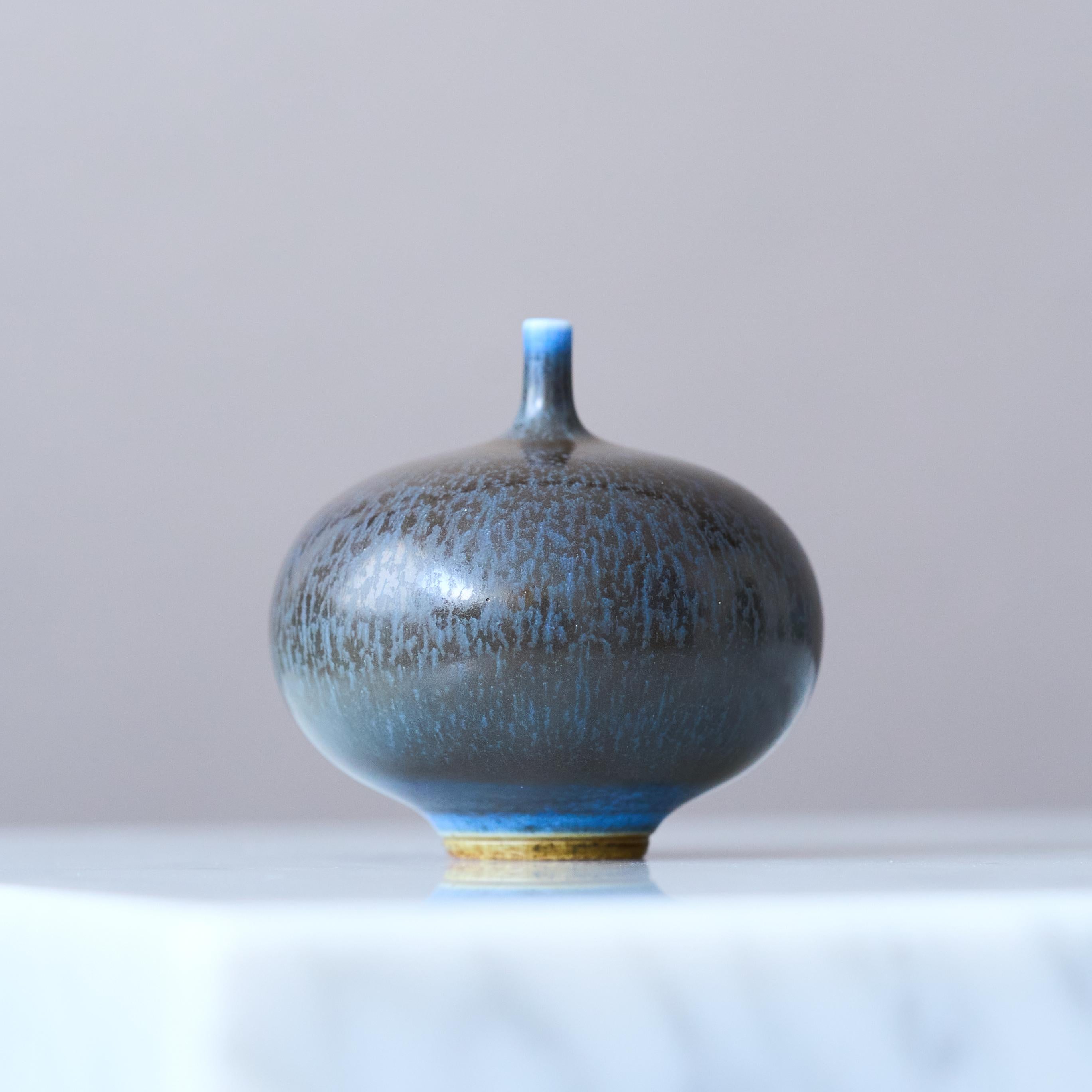 Ceramica Vaso in miniatura in gres blu di Berndt Friberg. Studio A, Svezia 1968 in vendita