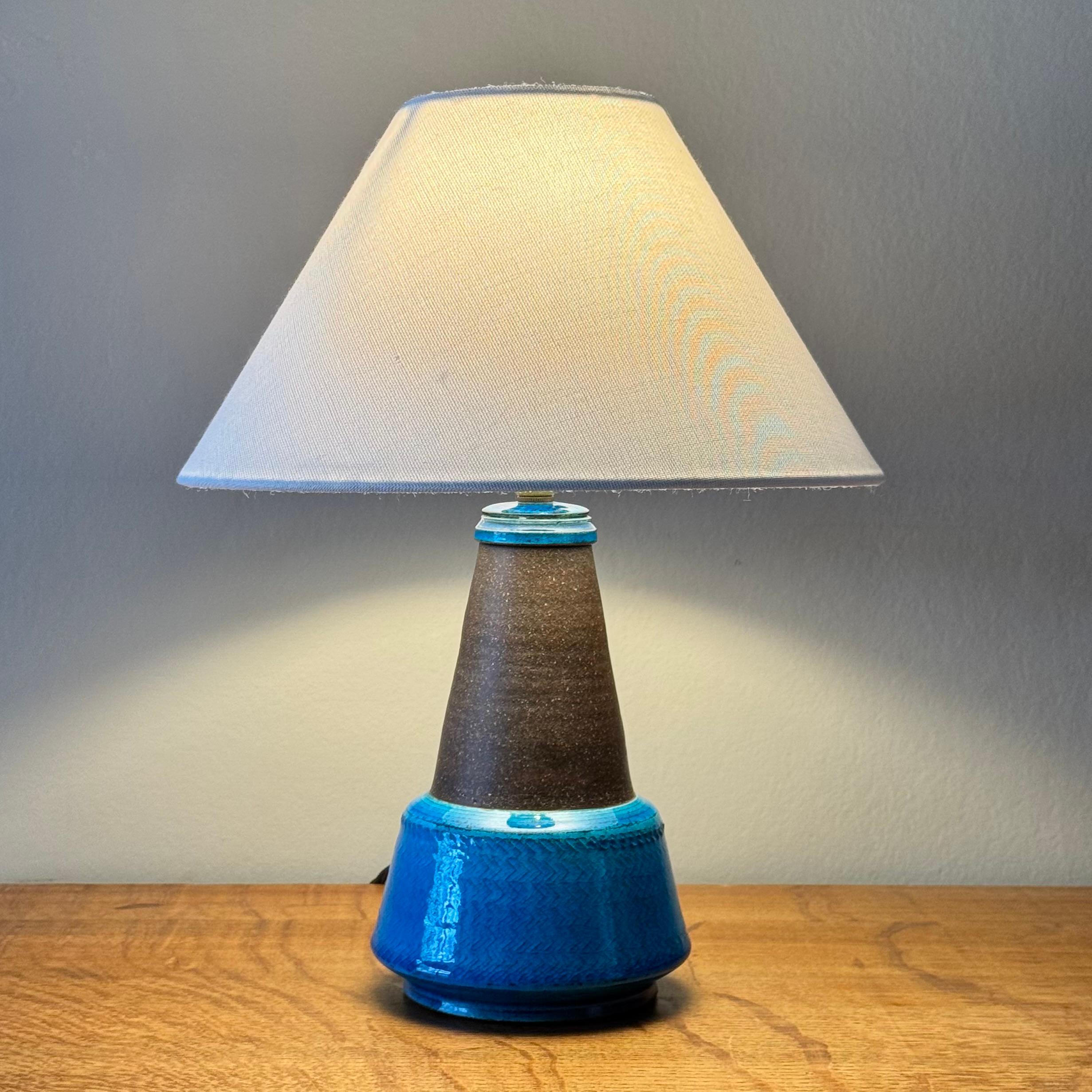 Description :

Lampe de table en grès conçue par Nils Kähler pour Herman A. Kähler Keramik, l'atelier familial fondé par son arrière-grand-père en 1839 et que lui, 