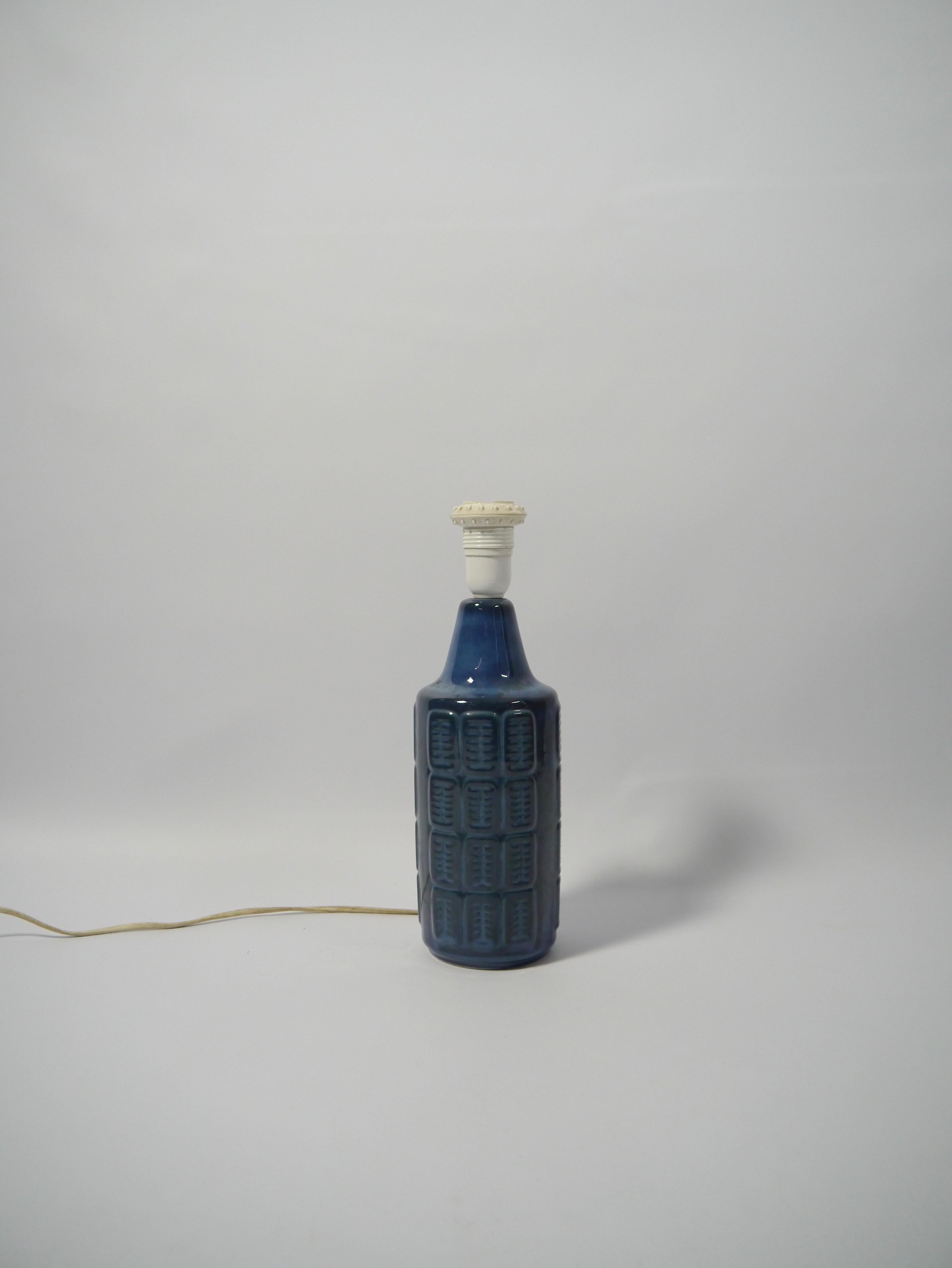 Petite lampe de table en grès d'Einar Johansen pour Søholm Stentøj, Danemark, années 1960. La lampe présente un motif symétrique de carrés dans une glaçure brillante de différentes nuances de bleu. 