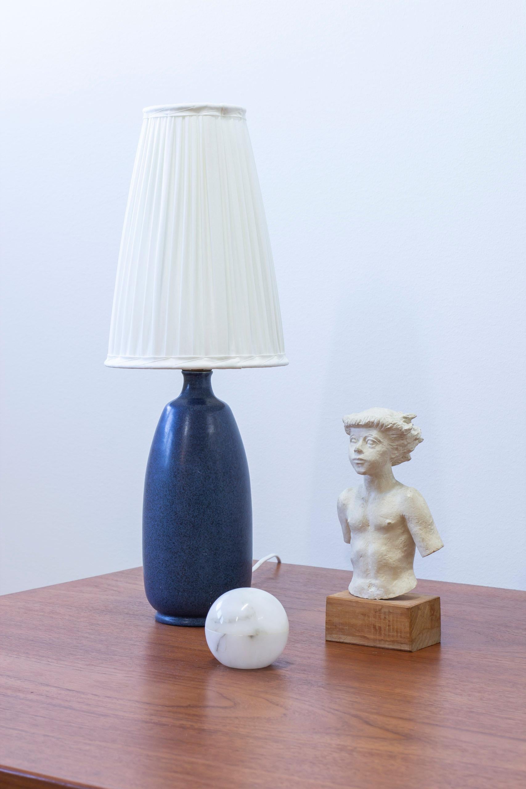 Milieu du XXe siècle Lampe de table bleue Eric och Ingrid Triller, ToBo, Suède en vente