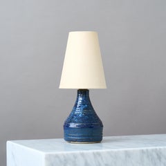 Tischlampe aus blauem Steingut von Eva Bengtsson, Åsbo, Schweden, 1980er Jahre.