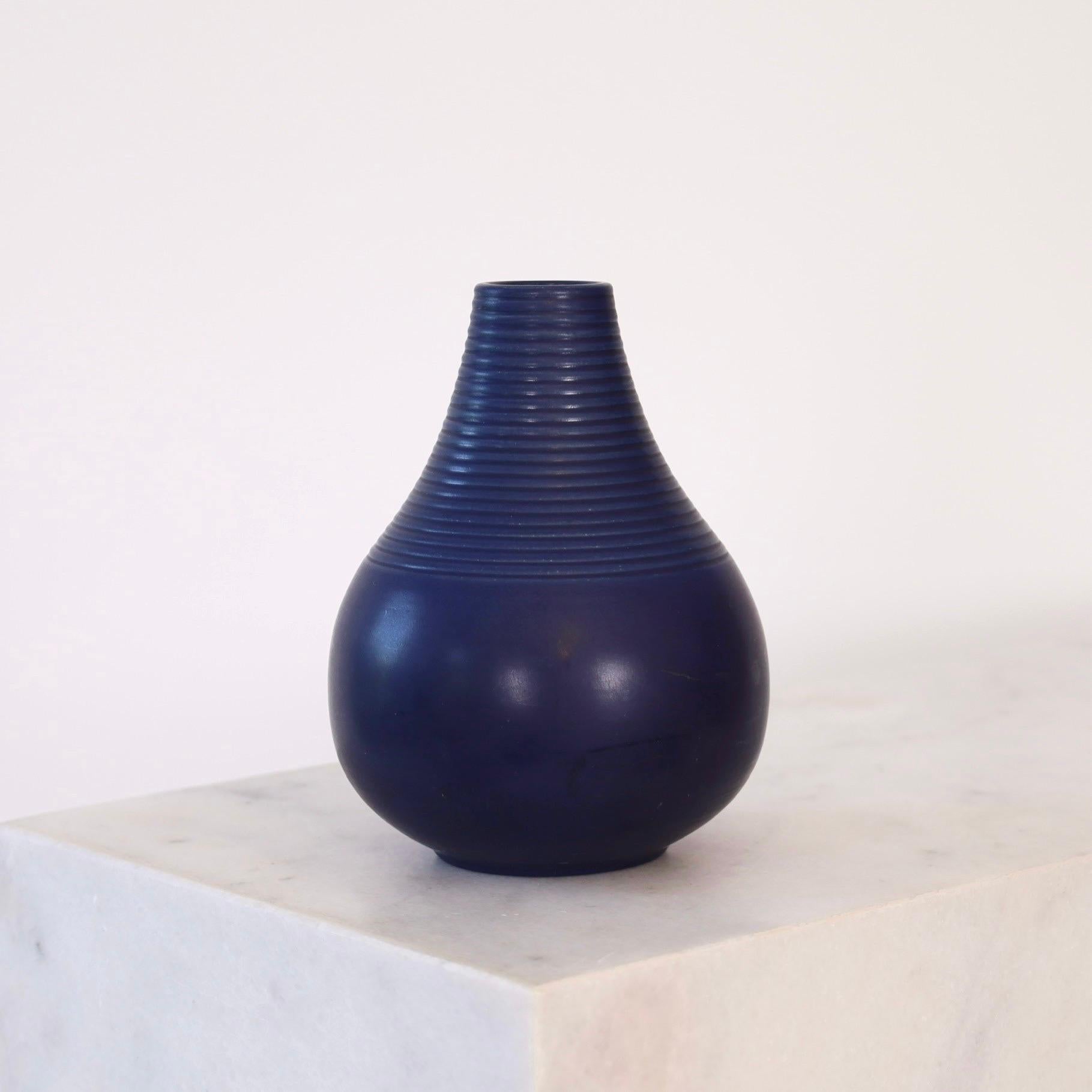 Vaso in gres blu a forma di goccia disegnato da Axel Sørensen nel 1941 per P. Ipsense Enke. Un pezzo squisito per un posto bellissimo. 

* Vaso in gres blu a forma di goccia
* Designer: Axel Sorensen
* Stile: 45
* Produttore: P. Ipsens Enke,