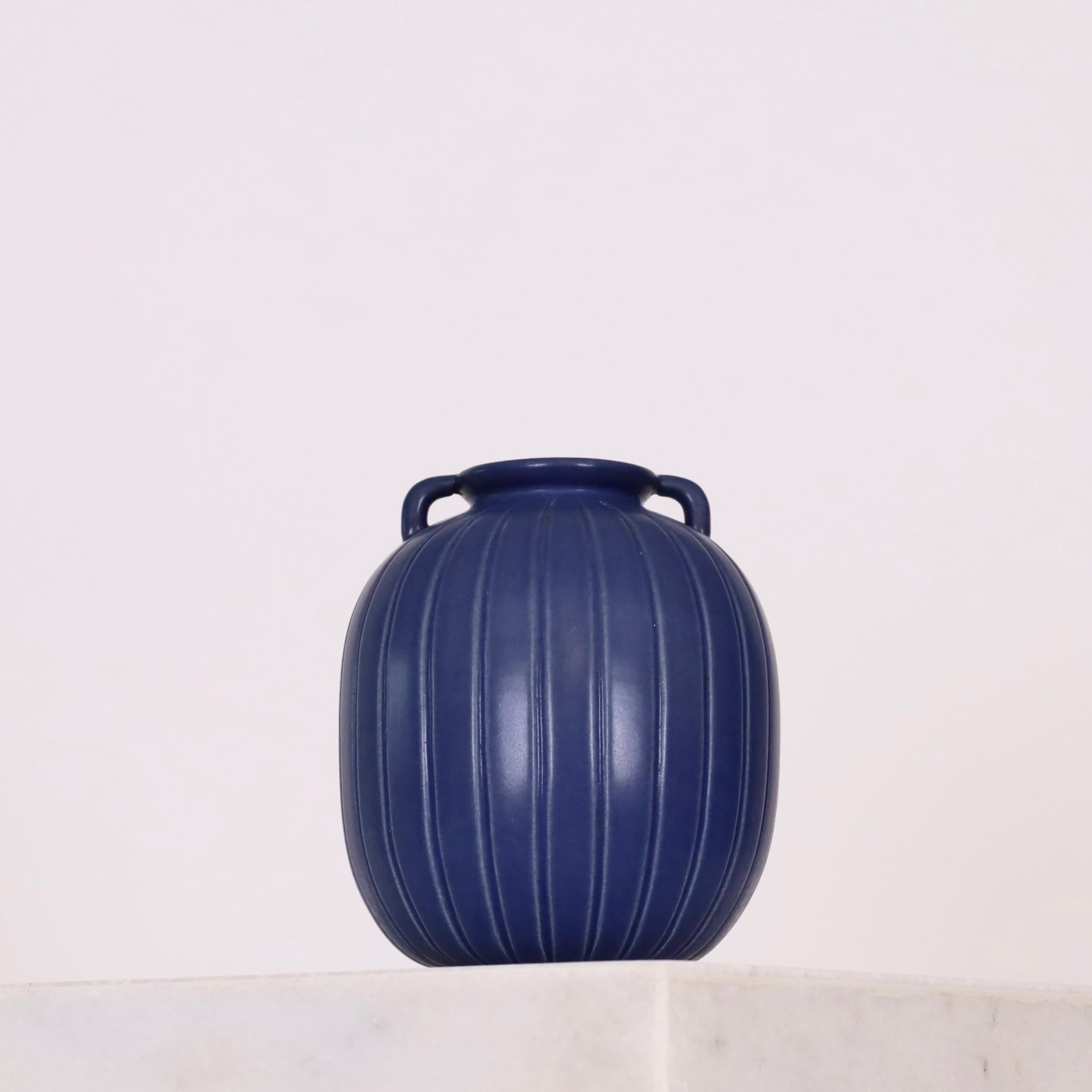 Blue stoneware vase by Axel Sorensen for P. Ipsens Enke, 1940s, Denmark In Good Condition For Sale In Værløse, DK