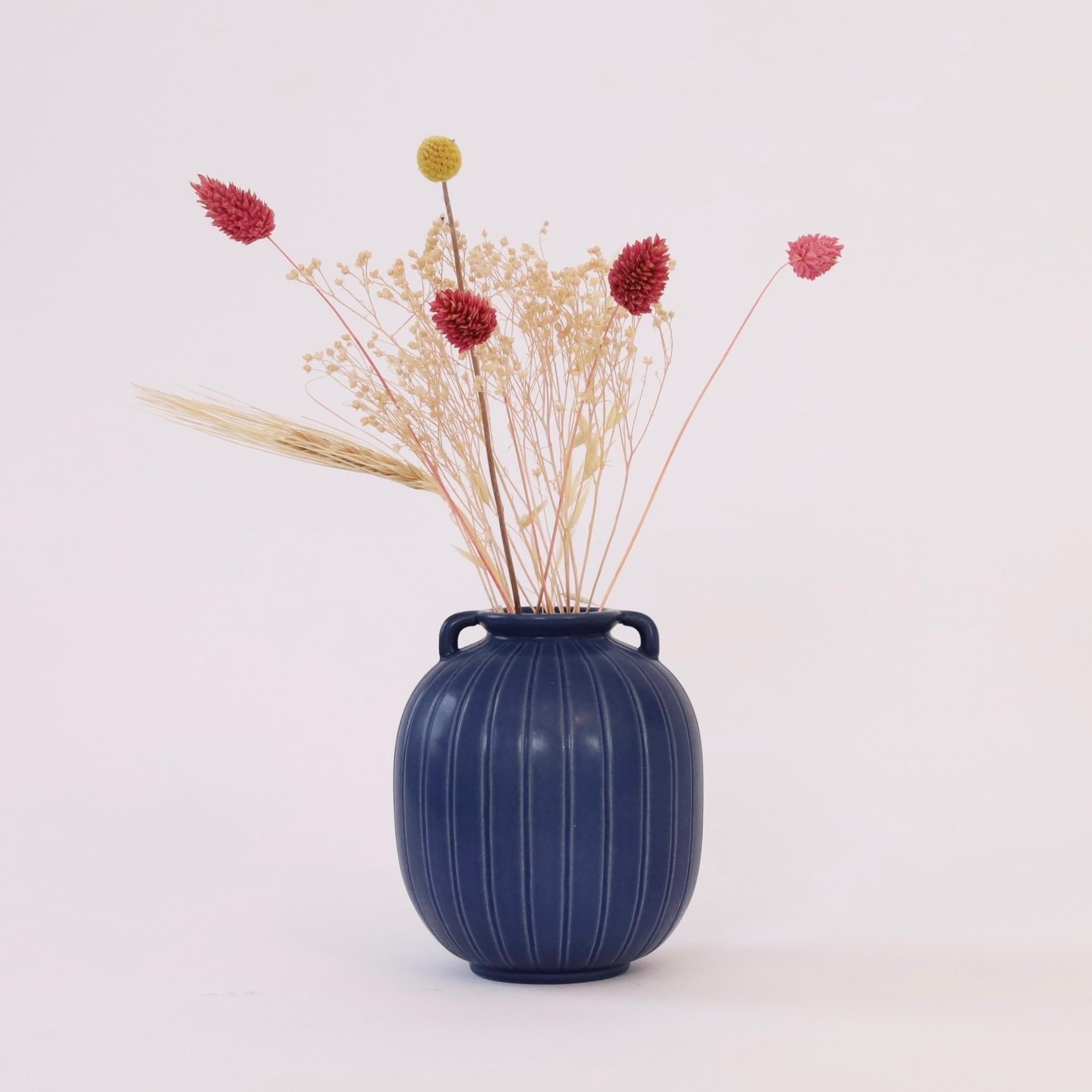 Milieu du XXe siècle Vase en grès bleu d'Axel Sorensen pour P. Ipsens Enke, années 1940, Danemark en vente