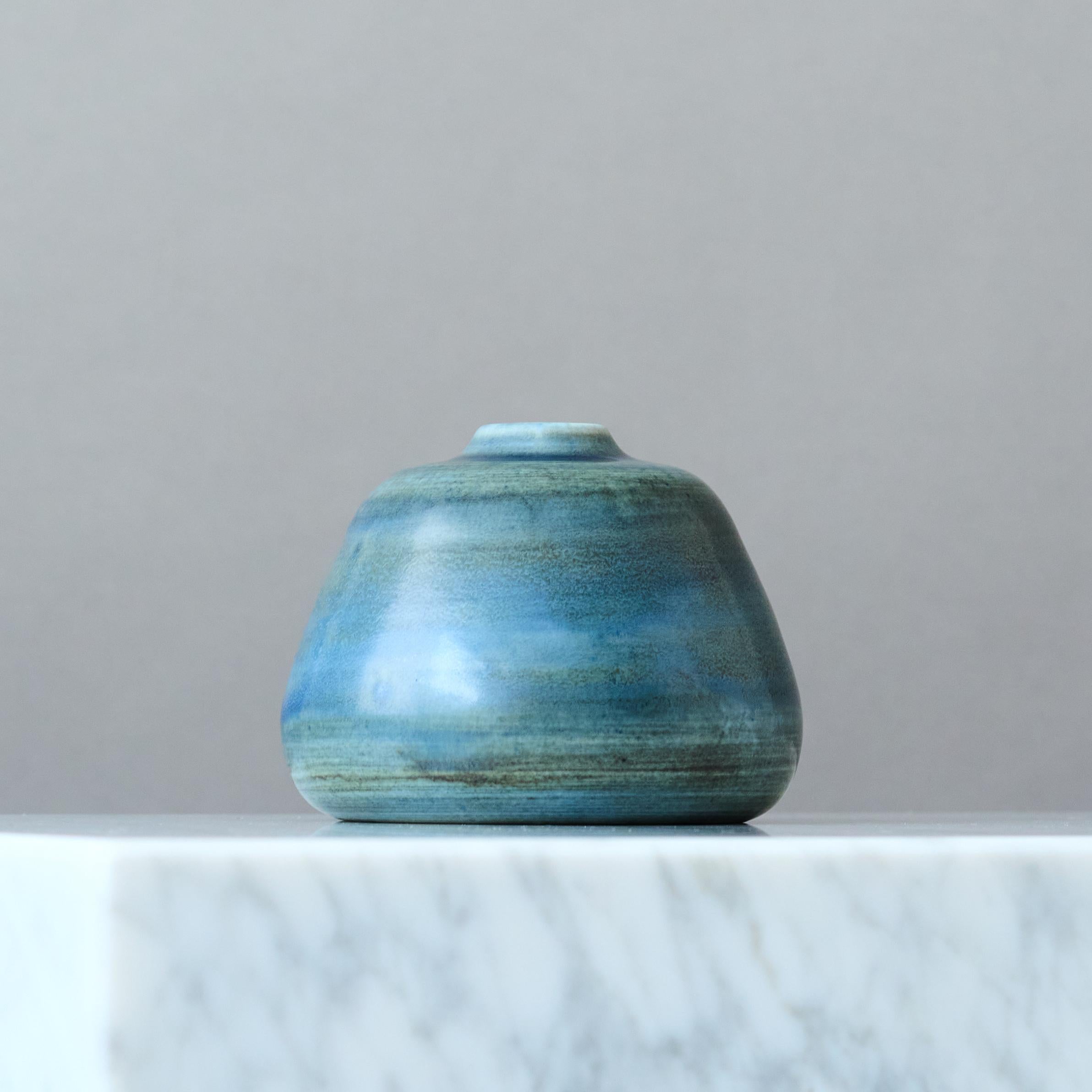 Schöne Vase aus Steingut mit toller Glasur. Entworfen von Gertrud Lönegren. Dieses Studio-Stück wurde zwischen 1936-41 in Rorstrand in Schweden geschaffen. Schwedische Gnade.

Toller Zustand.
Aufgedruckt 