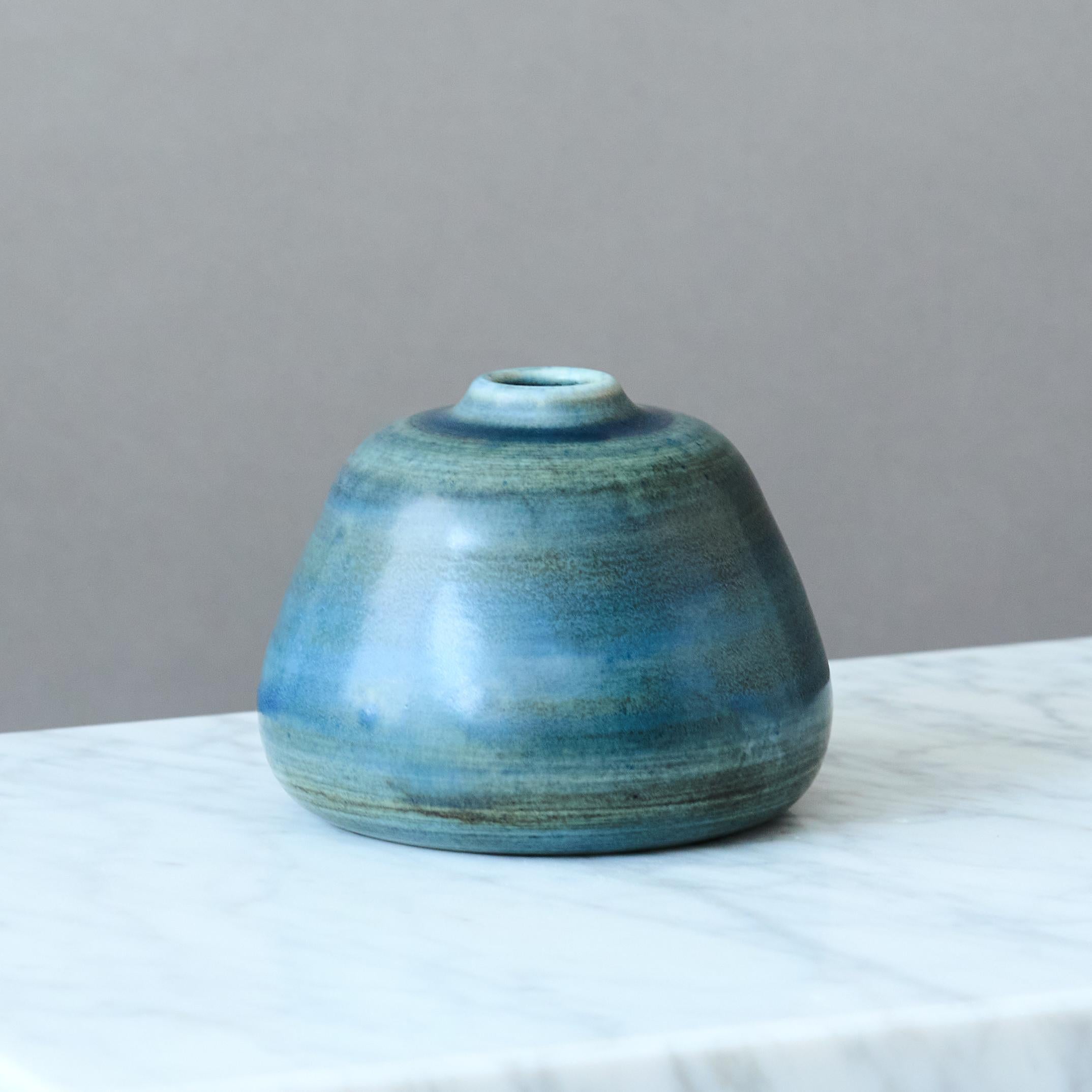 Vase aus blauem Steingut von Gertrud Lönegren, Rörstrand, Schweden, 1930er Jahre. (Skandinavische Moderne) im Angebot