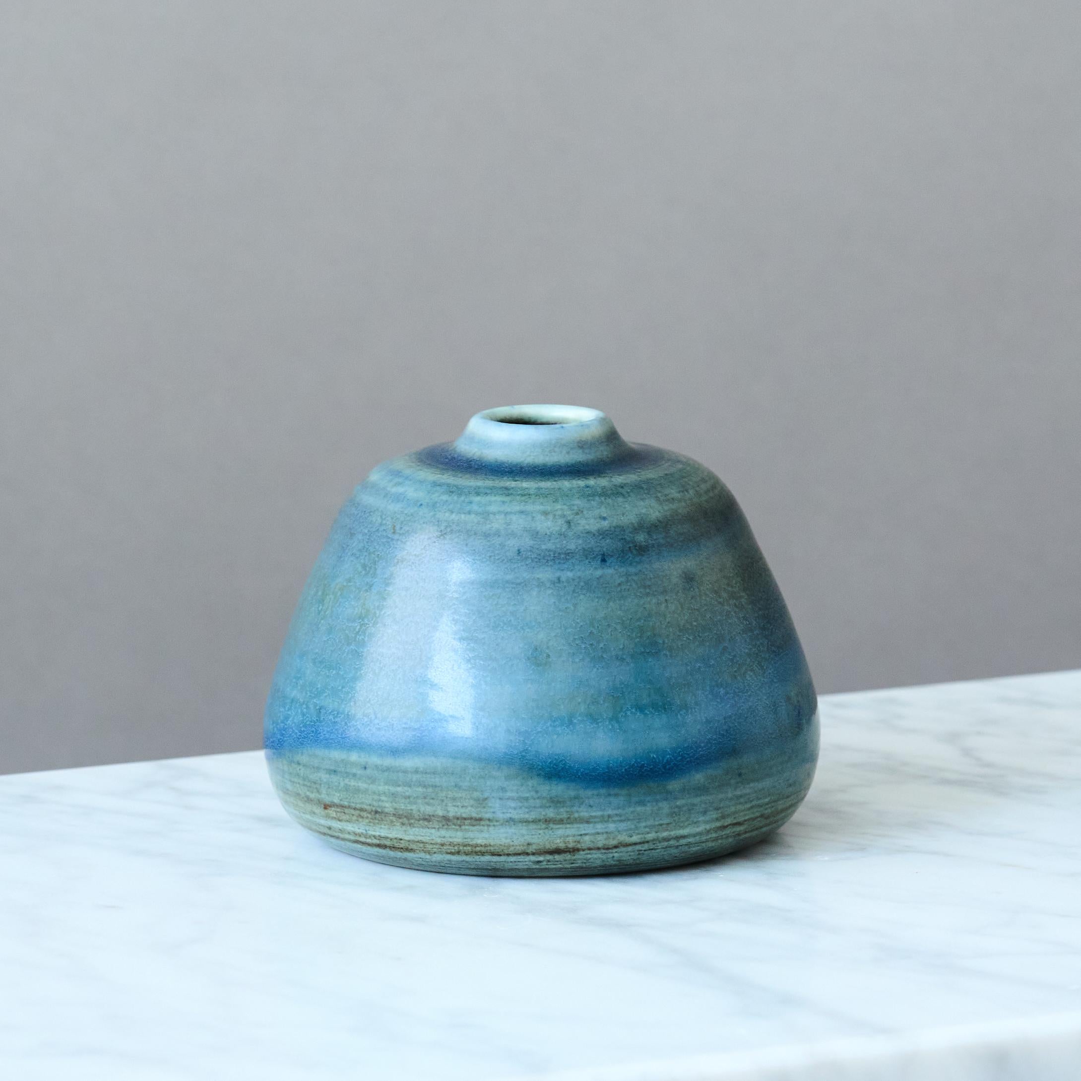 Vase aus blauem Steingut von Gertrud Lönegren, Rörstrand, Schweden, 1930er Jahre. (Glasiert) im Angebot