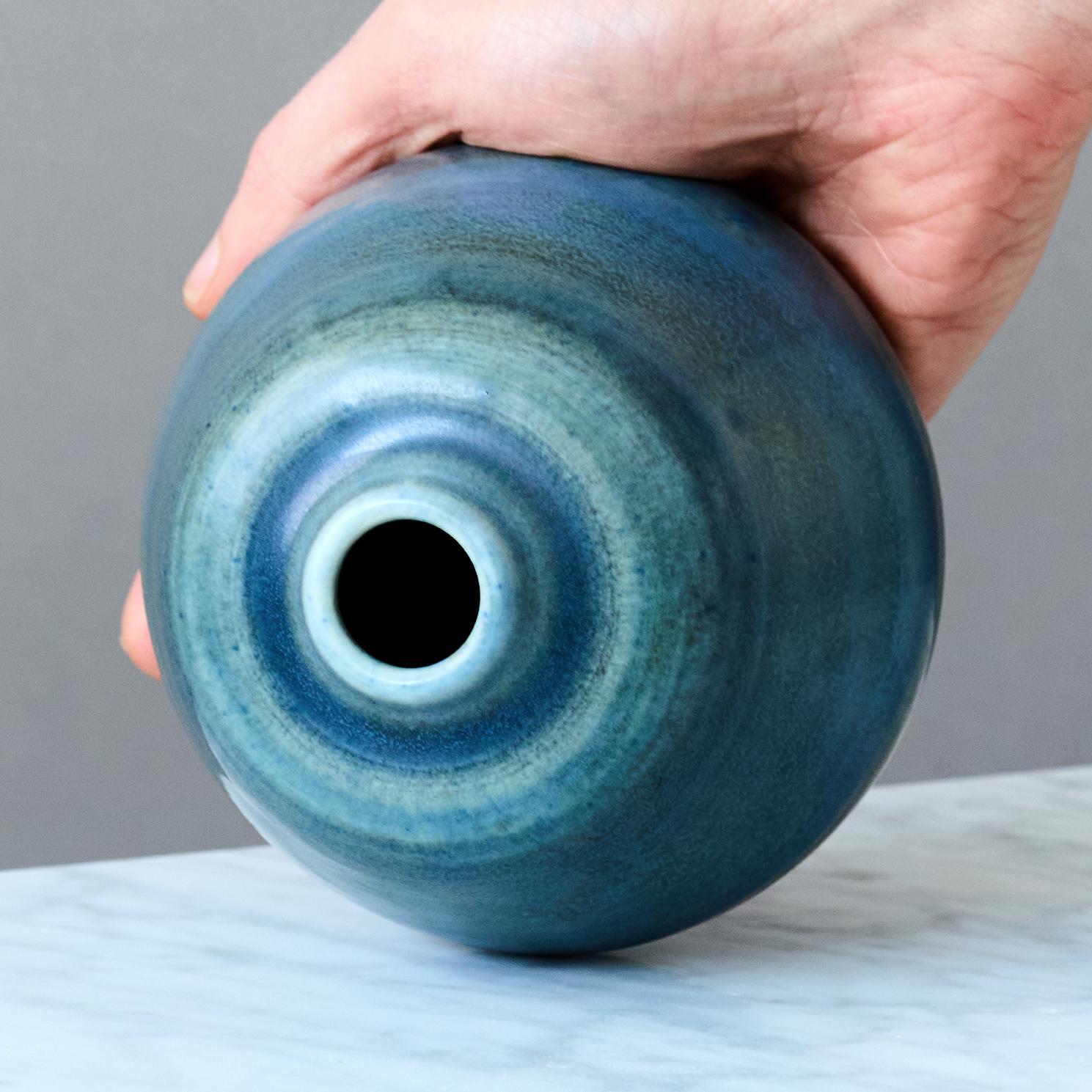 Vase aus blauem Steingut von Gertrud Lönegren, Rörstrand, Schweden, 1930er Jahre. im Zustand „Gut“ im Angebot in Malmö, SE