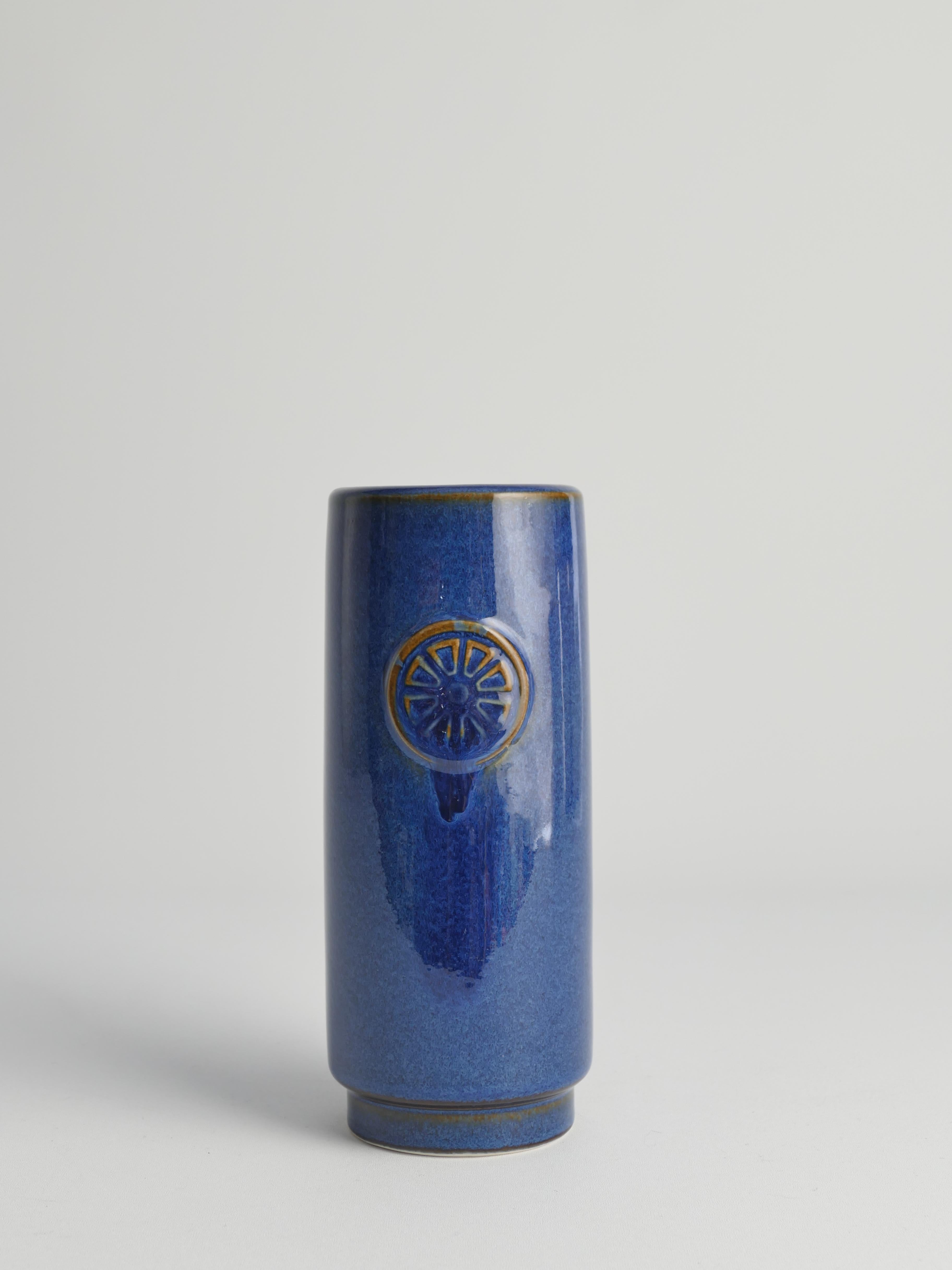 Dies ist eine Vase mit schöner blauer Glasur aus der Serie Nordlys (Nordlicht auf Dänisch), die von Maria Philippi für Søholm Ceramics entworfen wurde. Der Name Nordlicht kommt von der Glasur: Wenn die Lichter auf die glänzende Glasur treffen,