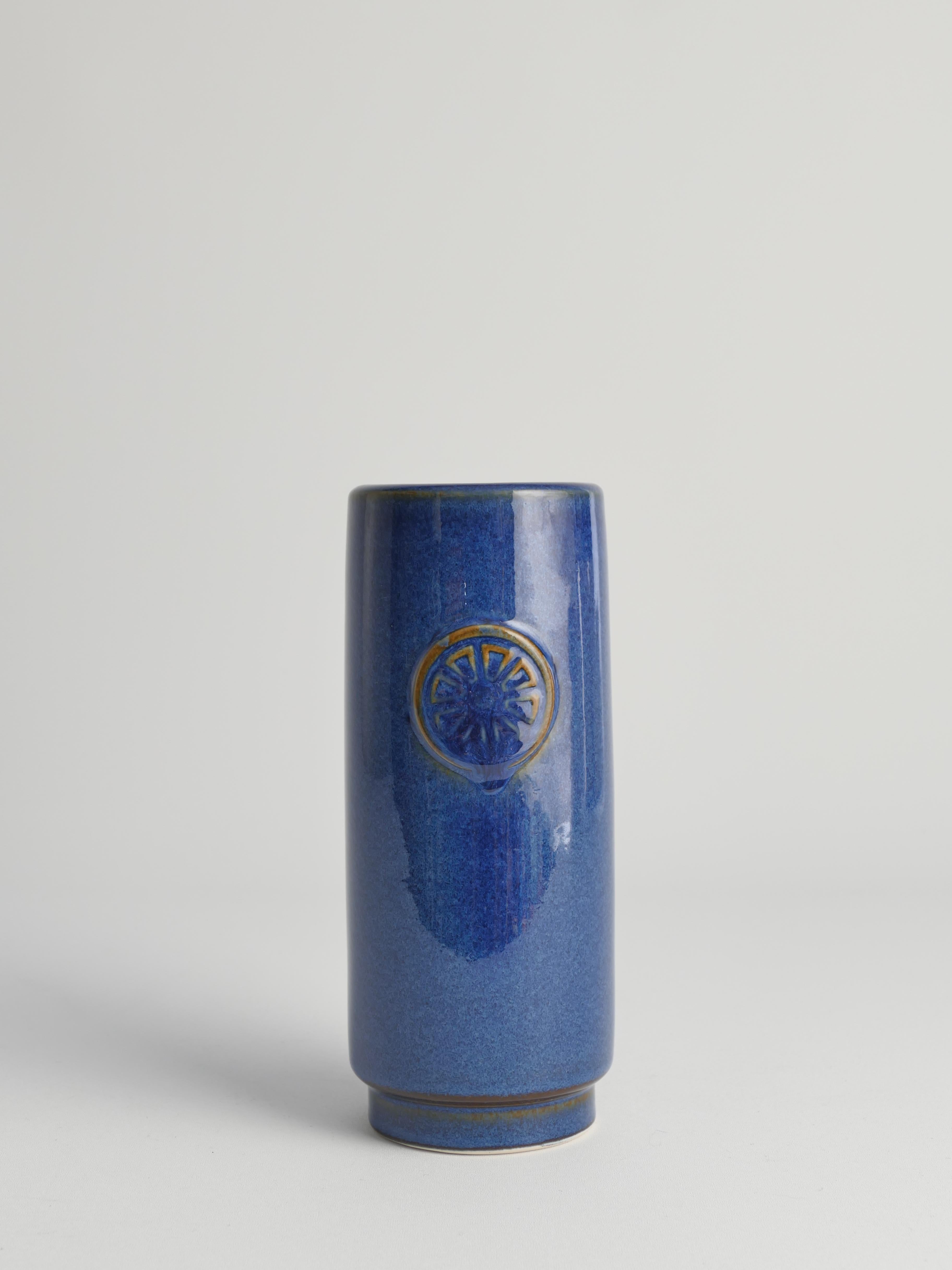 Blaue Steingutvase aus der Nordlys-Serie von Maria Philippi für Søholm, 1960er Jahre (Handgefertigt) im Angebot