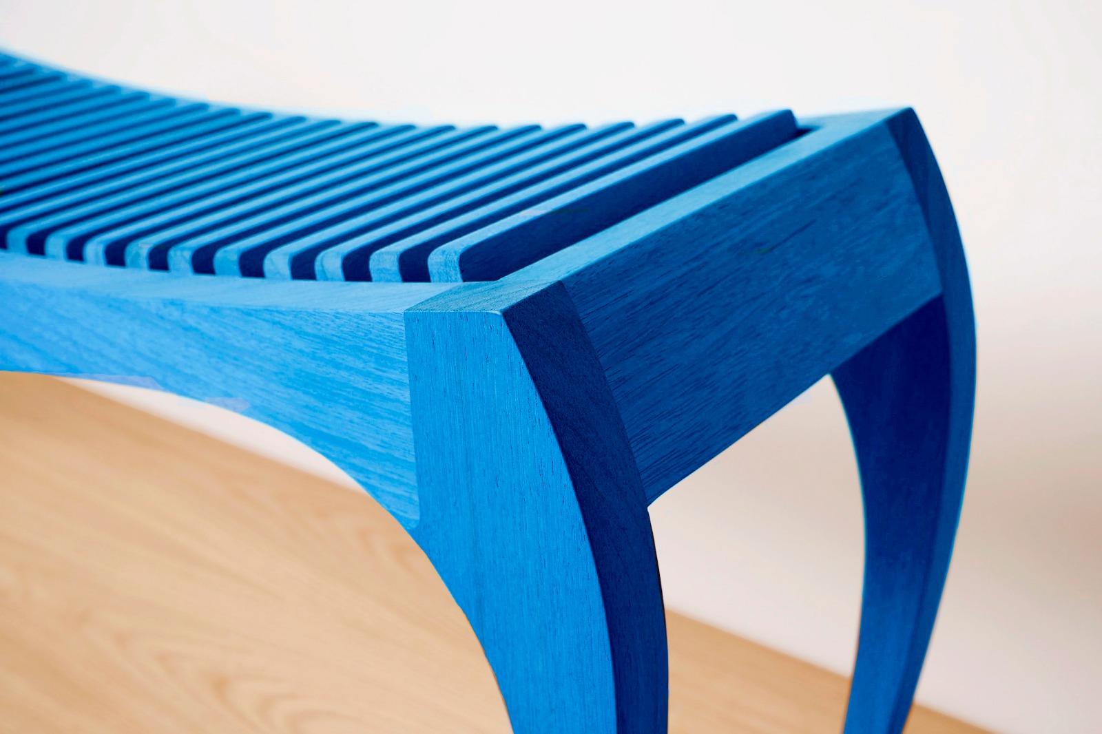 Blauer Hocker Rumbo von Jean-Baptiste Van Den Heede (Spanisch) im Angebot