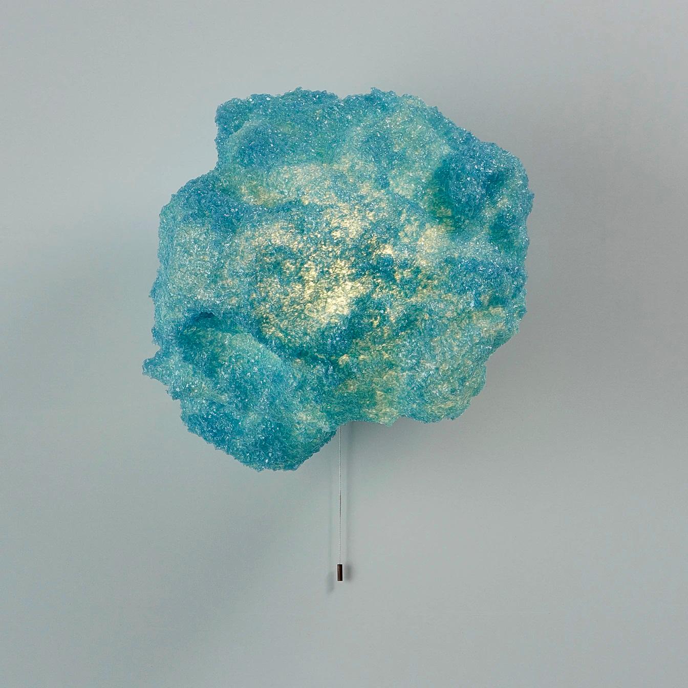Lampe de table tempête bleue en cuivre de Johannes Hemann
Matériau : polycarbonate, cuivre
Dimensions : Ø 43 cm

La série Storm est, de par son concept, l'exemple le plus pur d'un processus de conception, où le concepteur cherche à fixer des