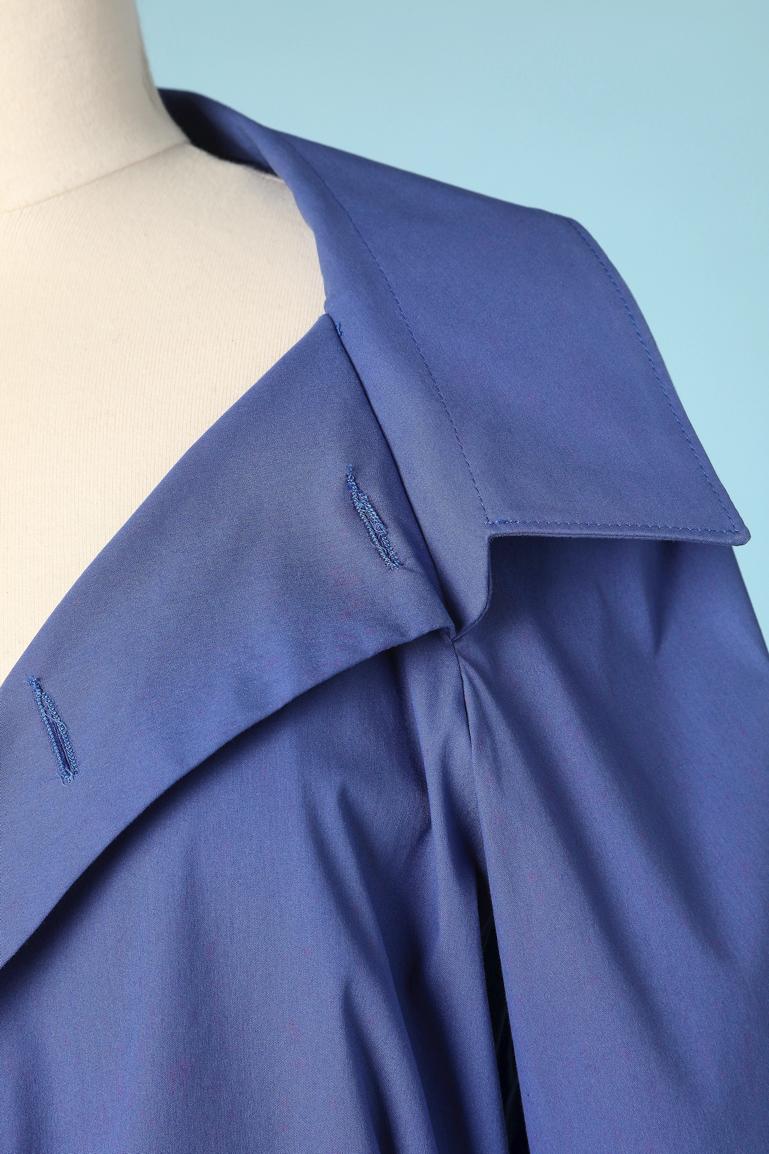 Blue stretch cotton wrap dress with fabric belt and buckle.
Pocket on both side. Raglan sleeves.
SIZE 46 (It) 12 (US) 