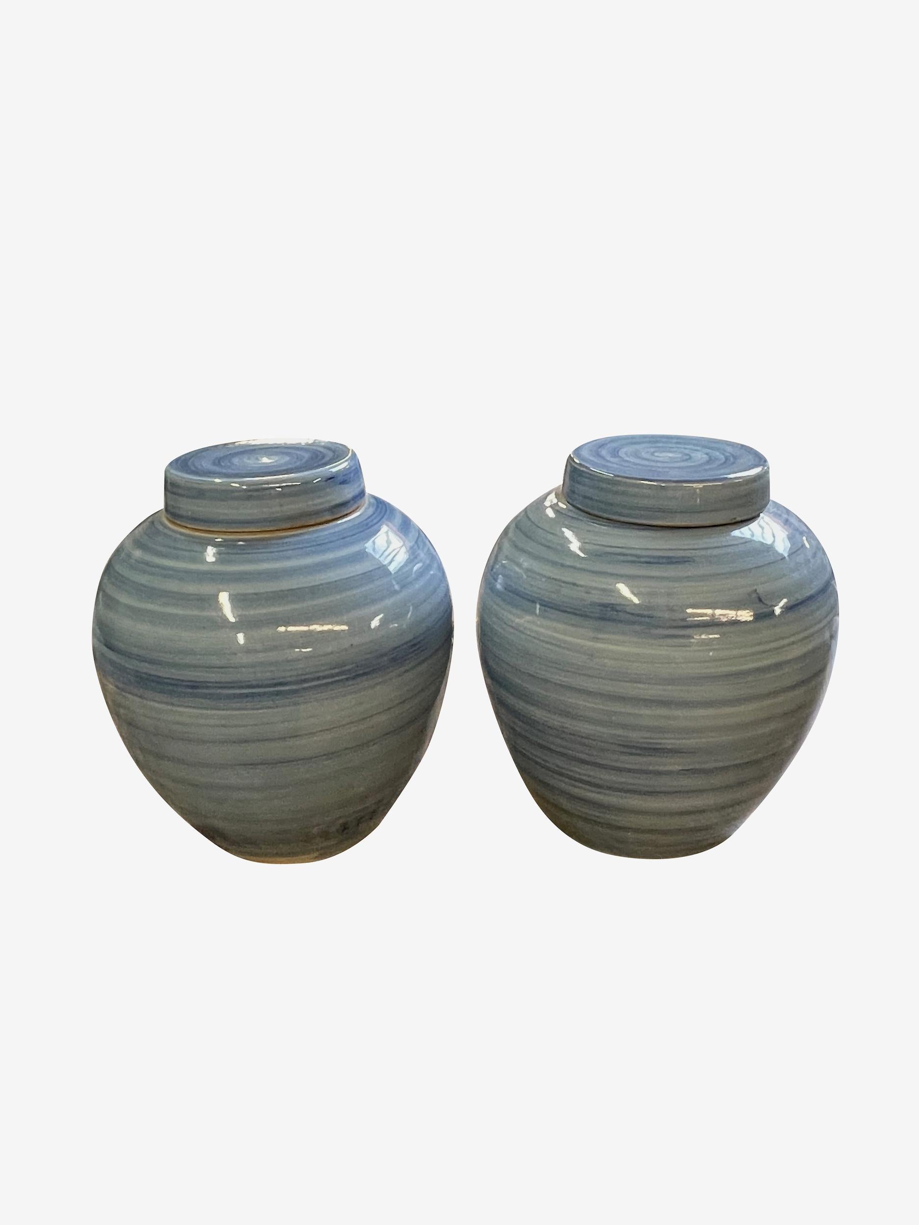 Vase contemporain chinois à couvercle strié de motifs bleus.
Deux disponibles.