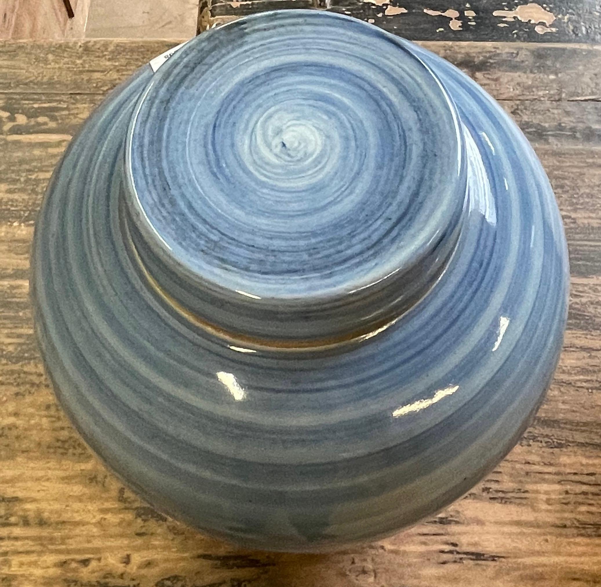 Chinois Vase à couvercle bleu à motifs striés, Chine, contemporain en vente