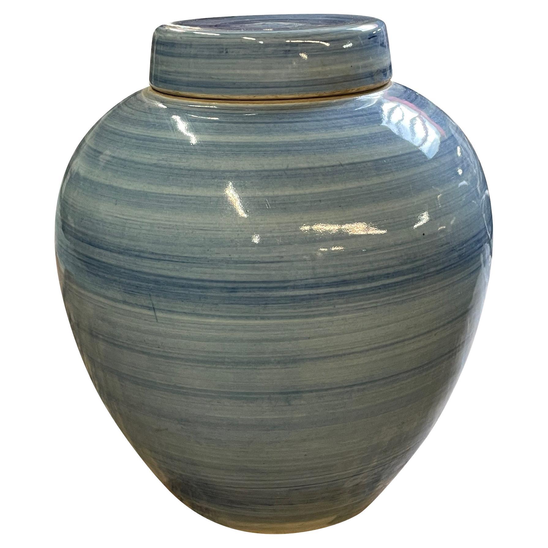 Vase à couvercle bleu à motifs striés, Chine, contemporain en vente